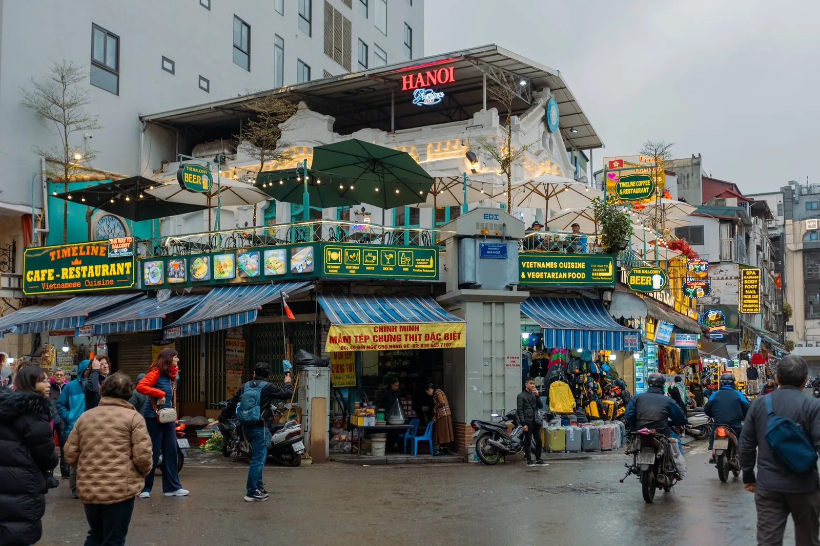 Lối vào quán cà phê thuận tiện trong buổi sáng mưa
