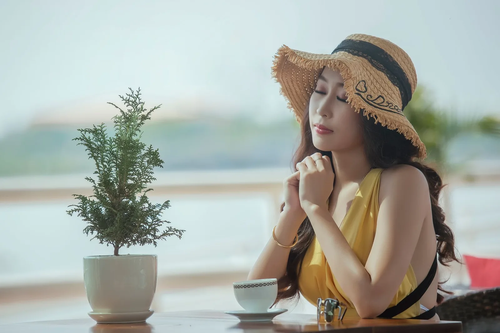 Du khách châu Á thưởng thức cà phê trứng Hà Nội
