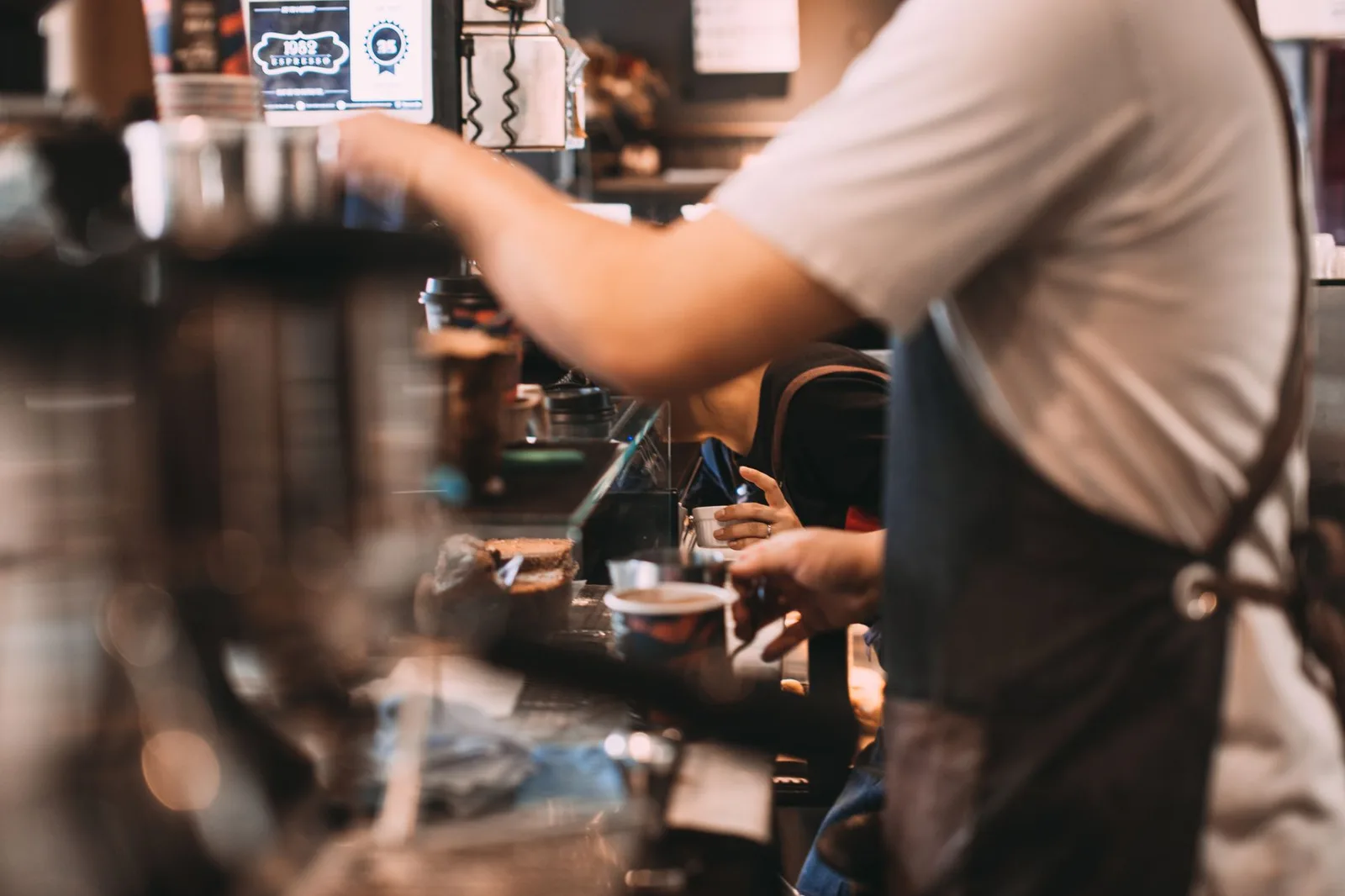 Du khách Việt gọi đồ tại quầy cà phê
