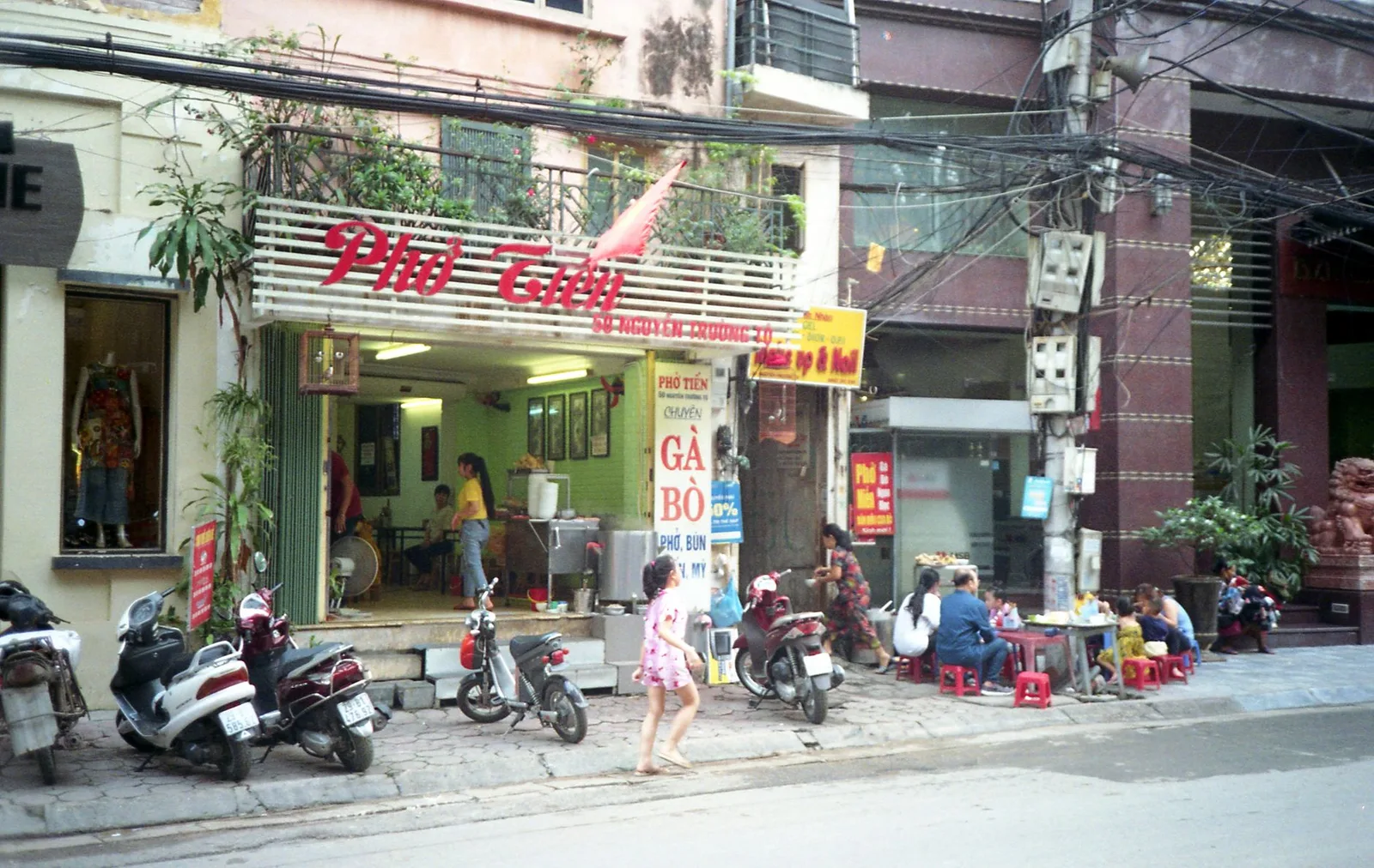 Cà phê trứng được phục vụ trên bàn tại quán Hà Nội