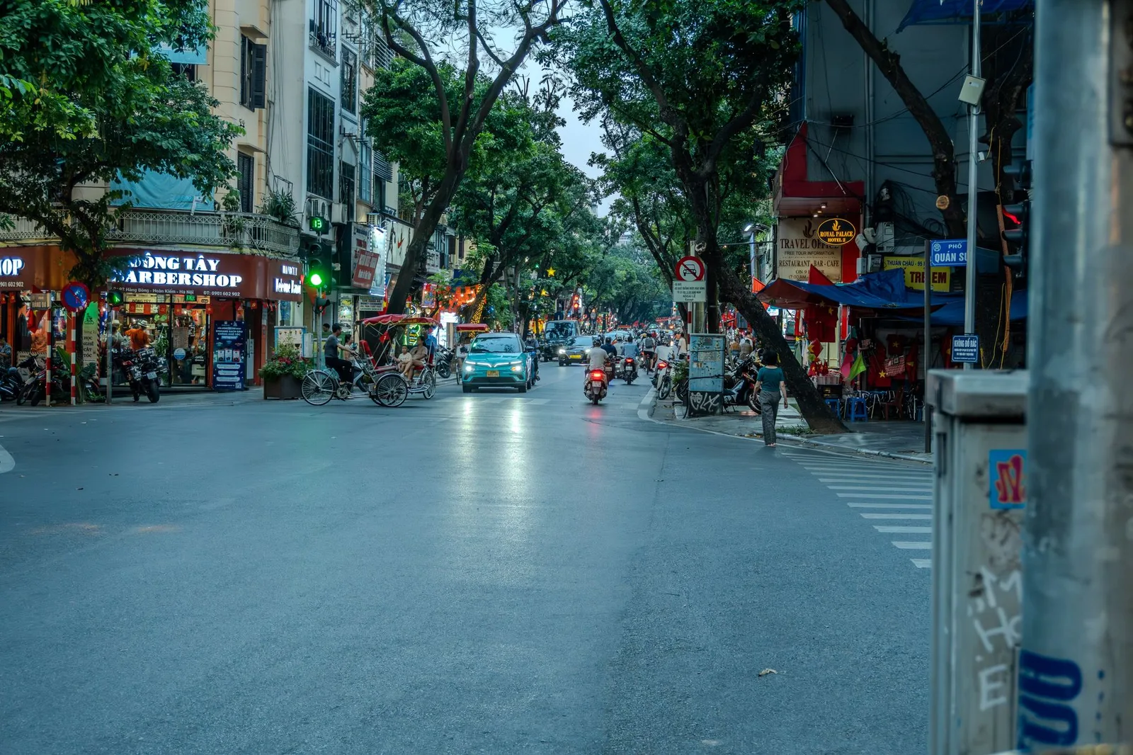 Góc cà phê vỉa hè Hà Nội nhìn ra phố