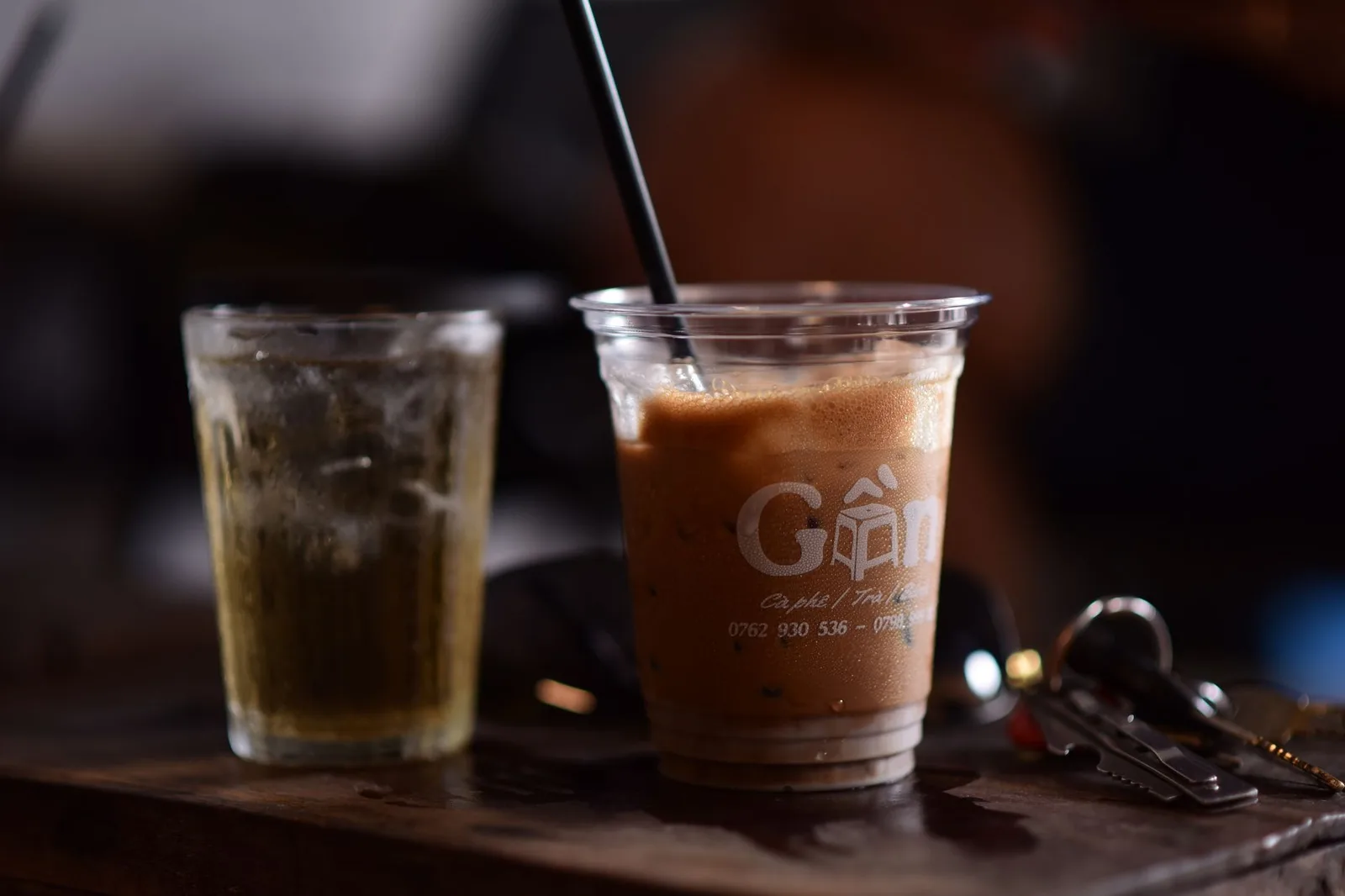 Cà phê phin Việt Nam nhỏ giọt trên bàn