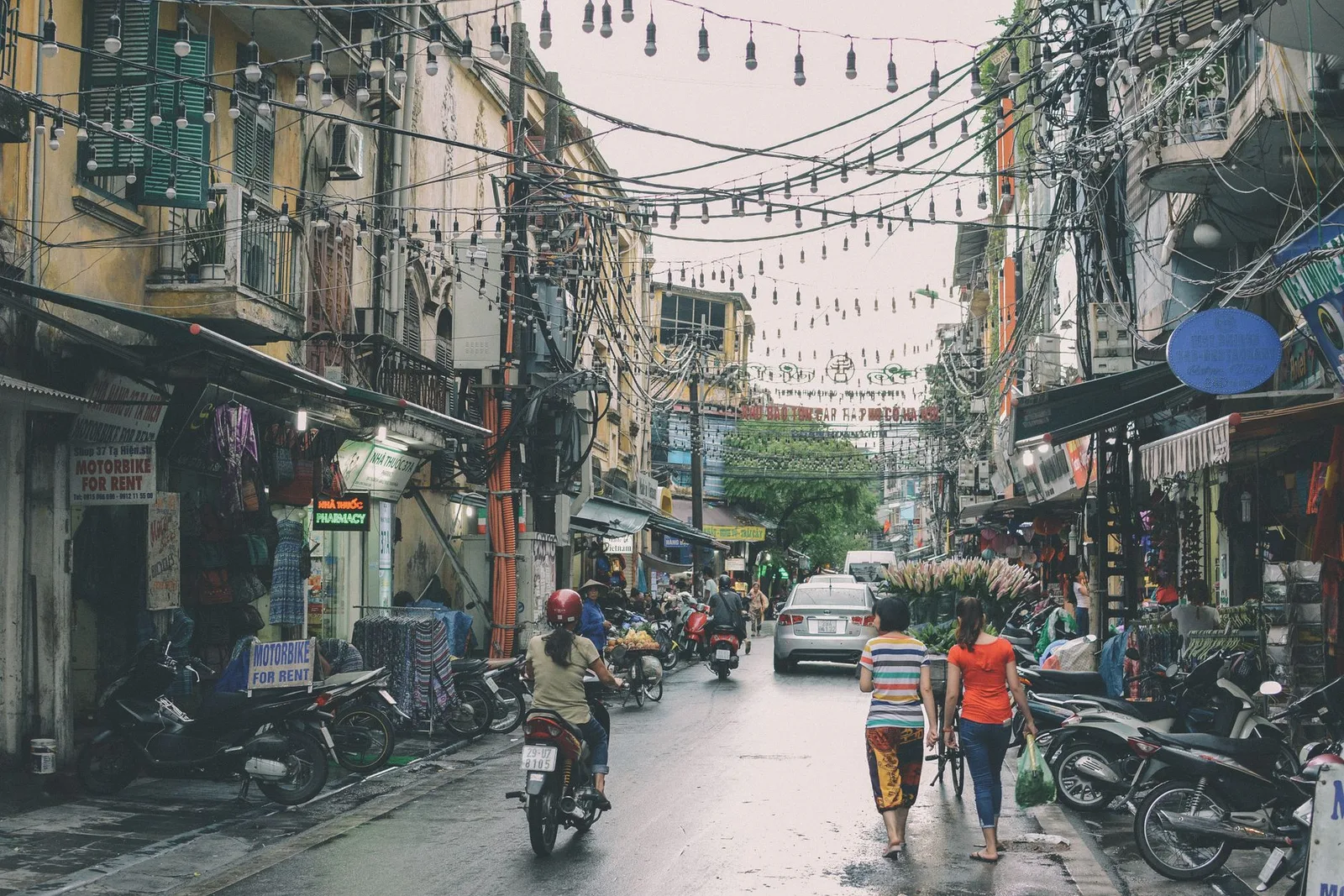 Du khách châu Á khám phá cà phê Hà Nội trong nửa ngày