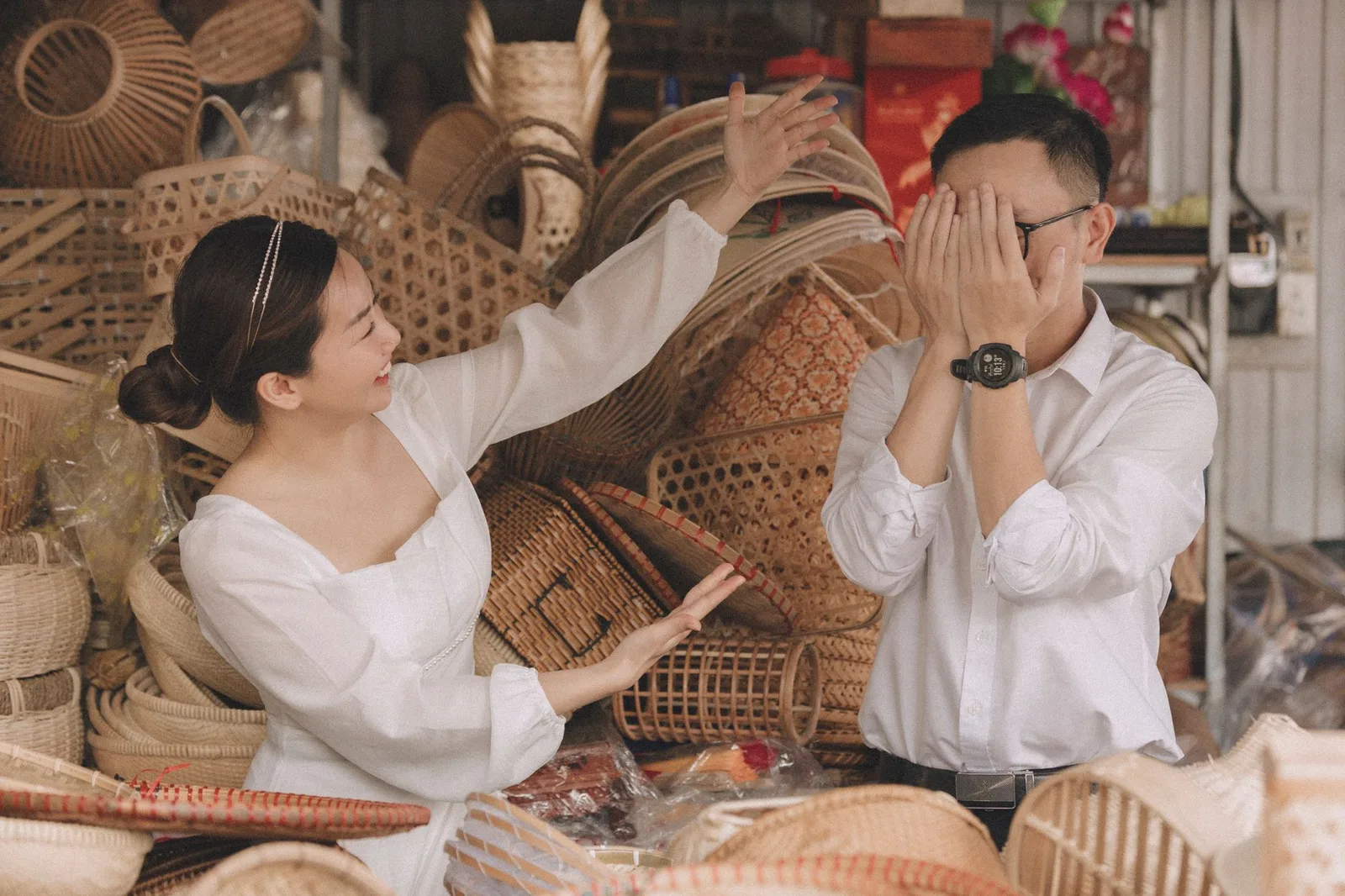 Cặp đôi châu Á trao món quà nhỏ tại quán cà phê