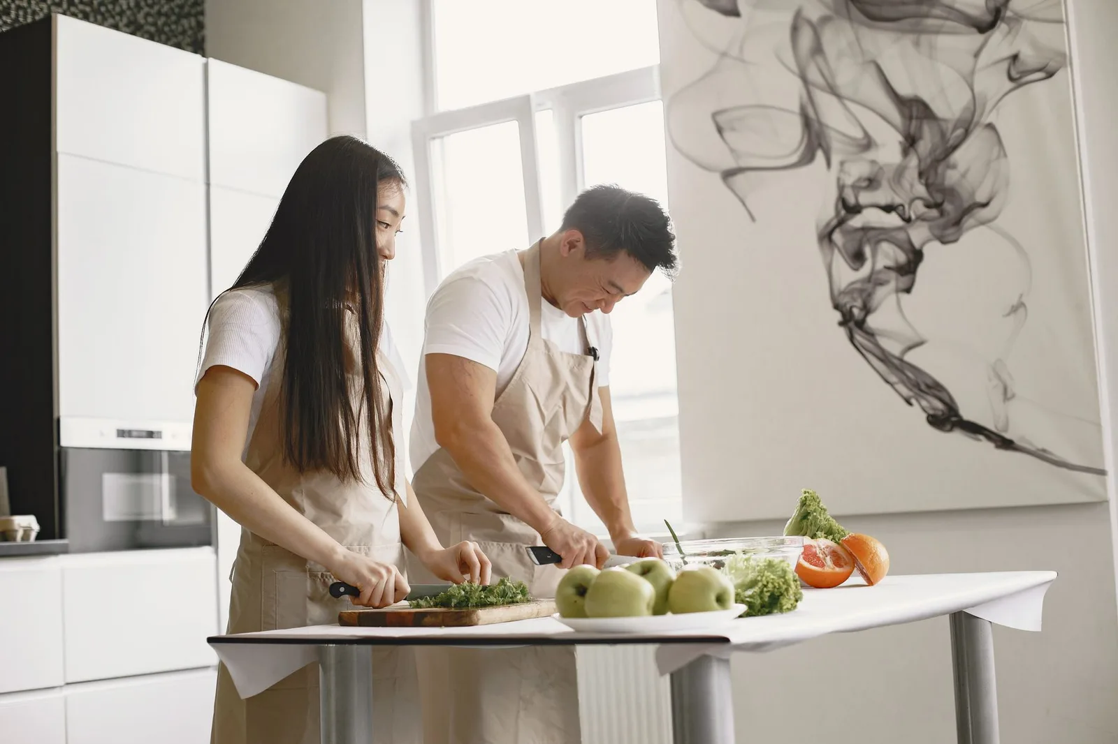 Cặp đôi châu Á cùng chuẩn bị bữa tối ấm cúng