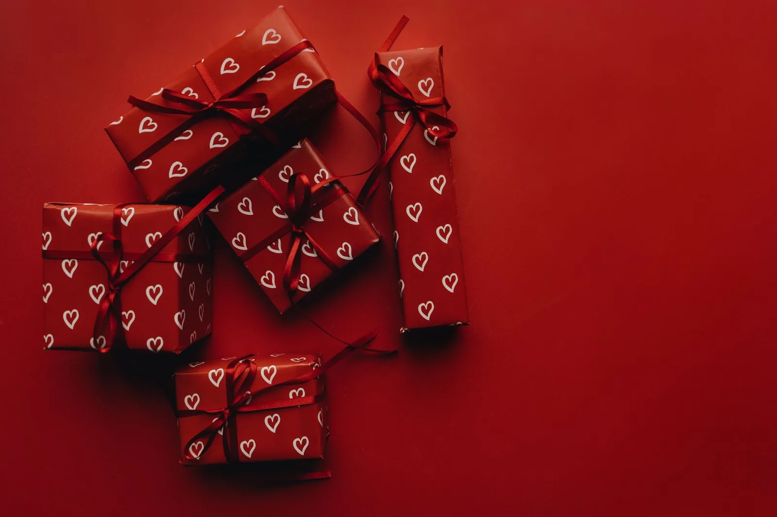 Hộp quà Valentine cá nhân hóa với những món đồ lưu niệm