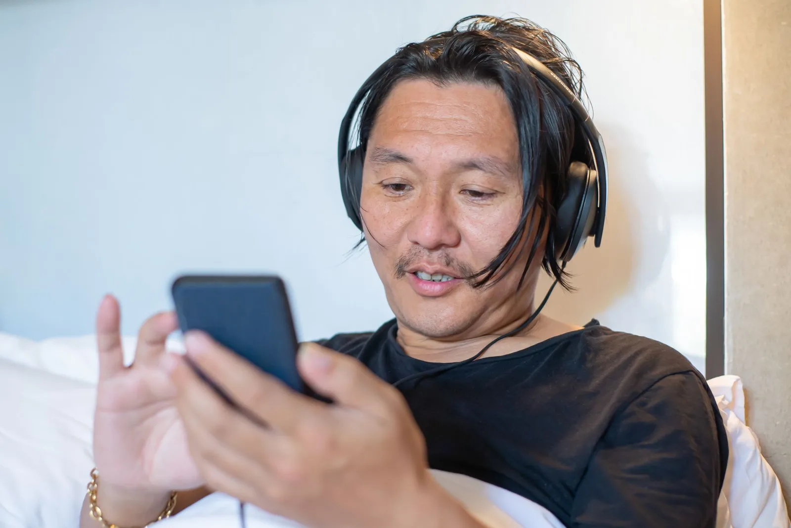 Người đàn ông châu Á tận hưởng trải nghiệm giải trí tại nhà