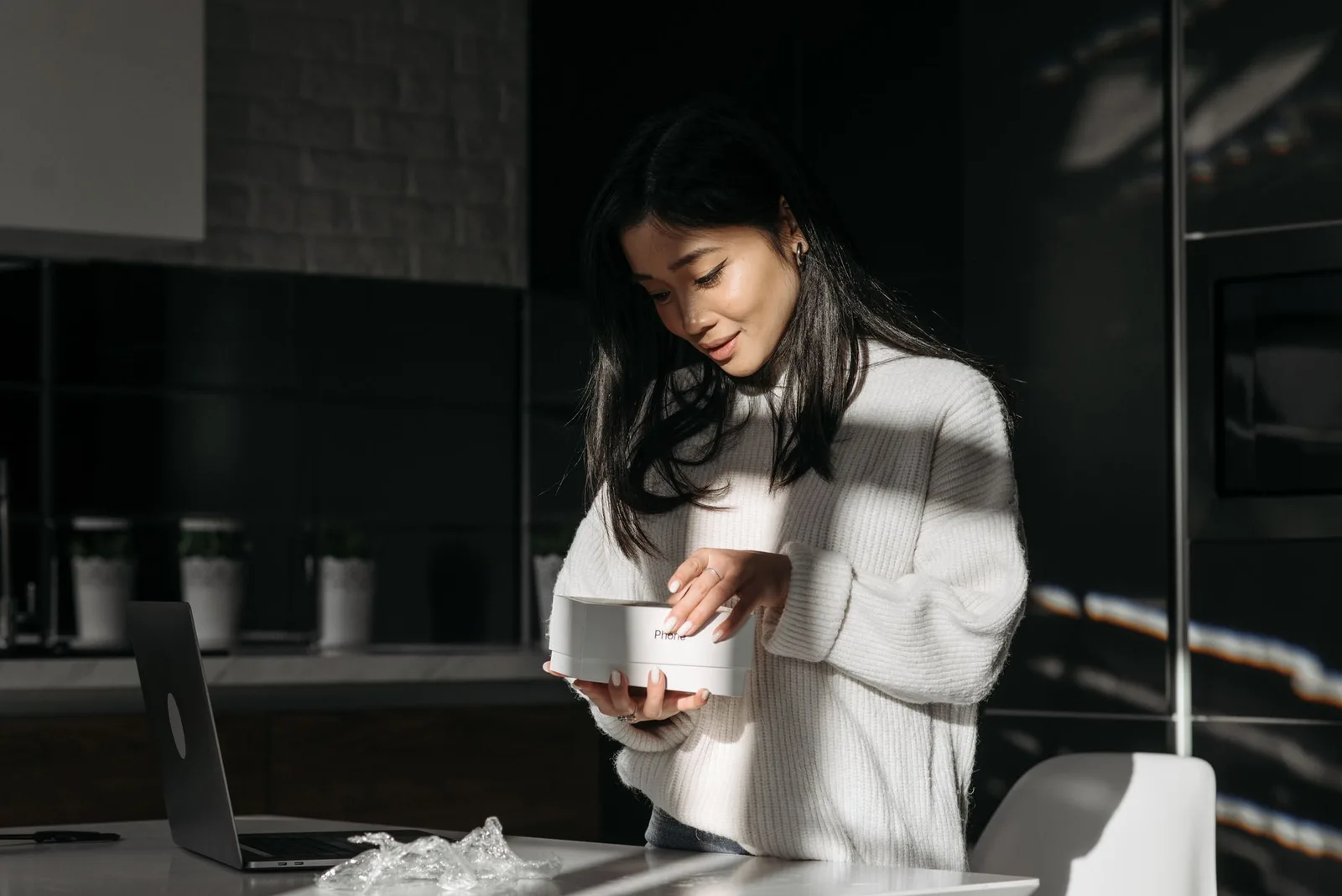 Người phụ nữ châu Á so sánh các món quà công nghệ trực tuyến