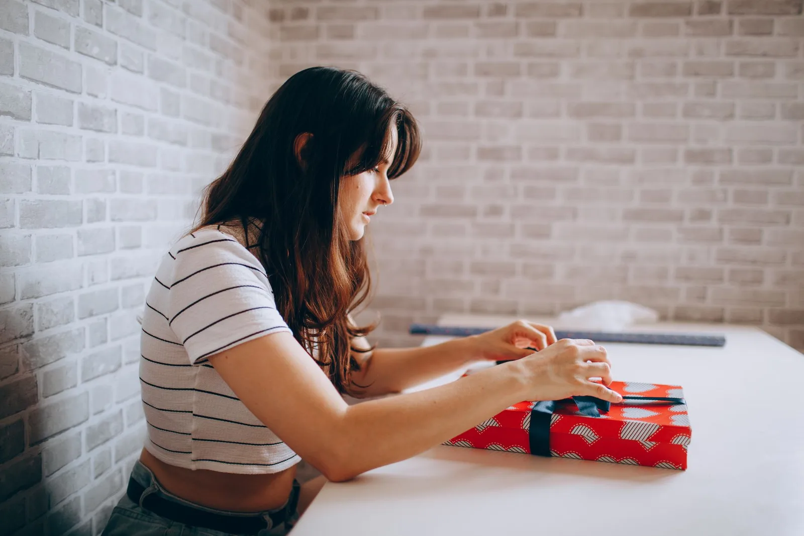 Bạn nữ tỉ mỉ làm món quà handmade ý nghĩa
