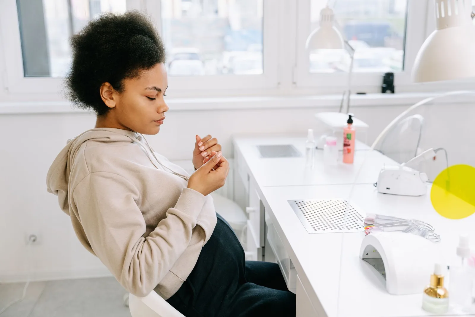 Khách hàng châu Á chăm sóc móng tại tiệm nail