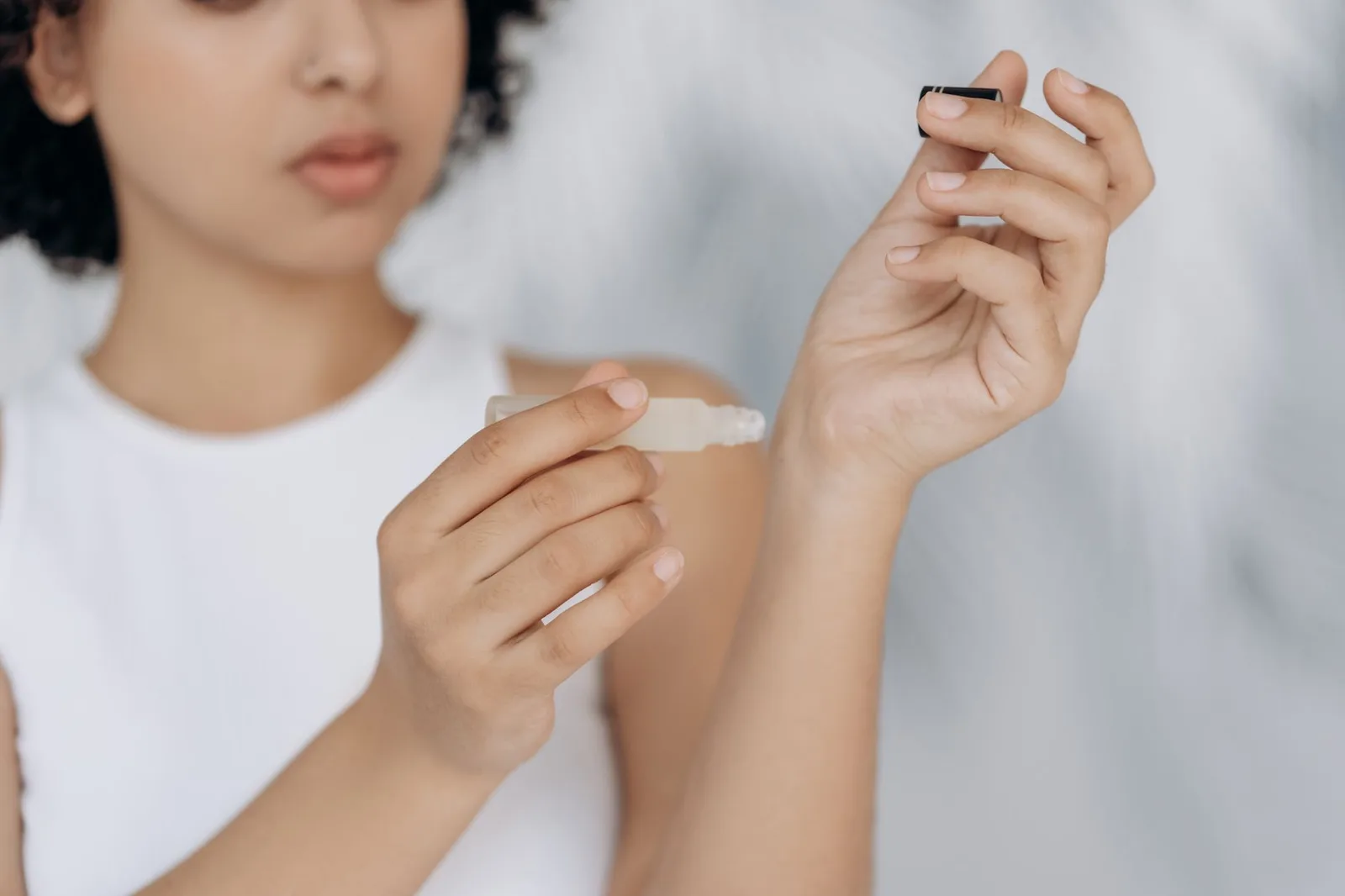 Thoa dầu dưỡng biểu bì để giữ bộ móng bền lâu