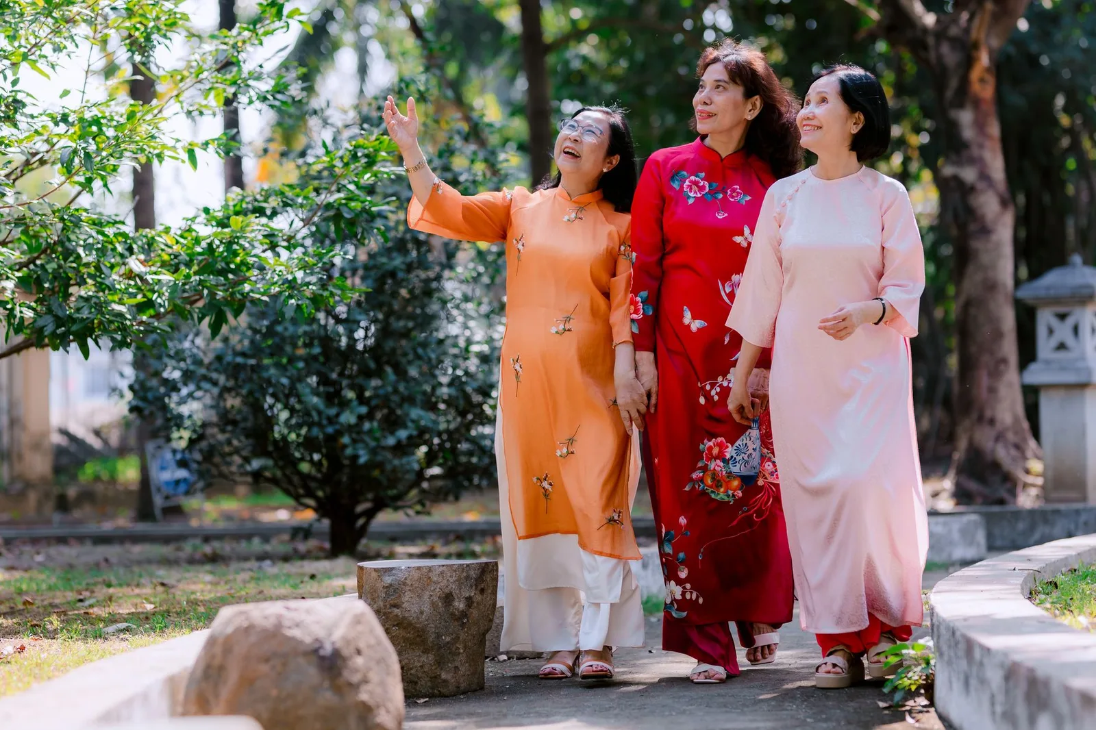 Hai phụ nữ Việt Nam mặc áo dài lụa và áo dài gấm