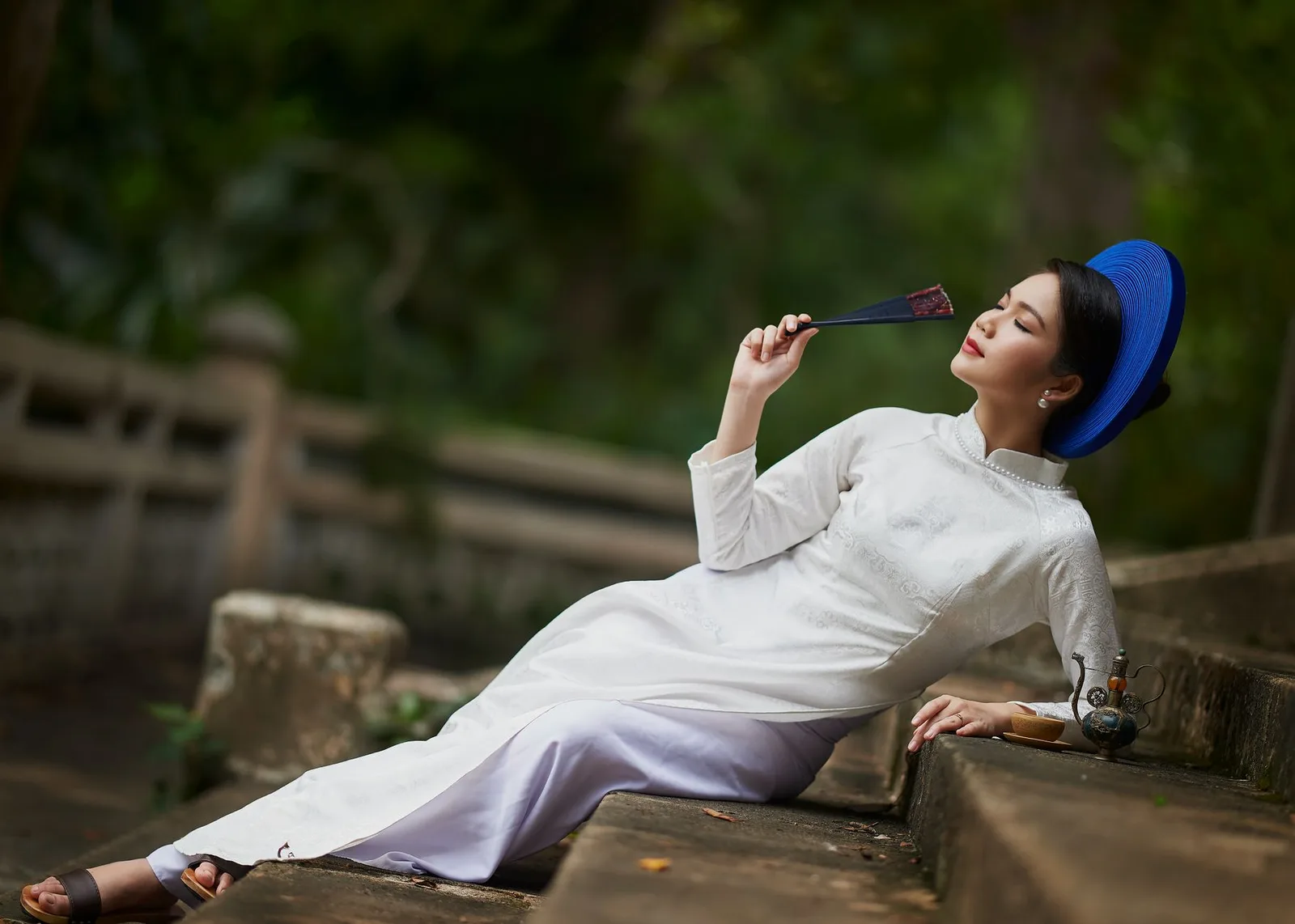 Phụ nữ Việt Nam mặc áo dài thoải mái vào mùa hè