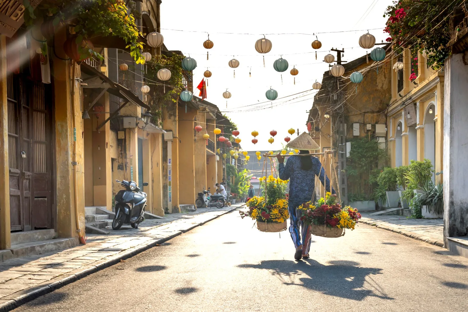 Con phố làng lụa Việt Nam vào buổi sáng