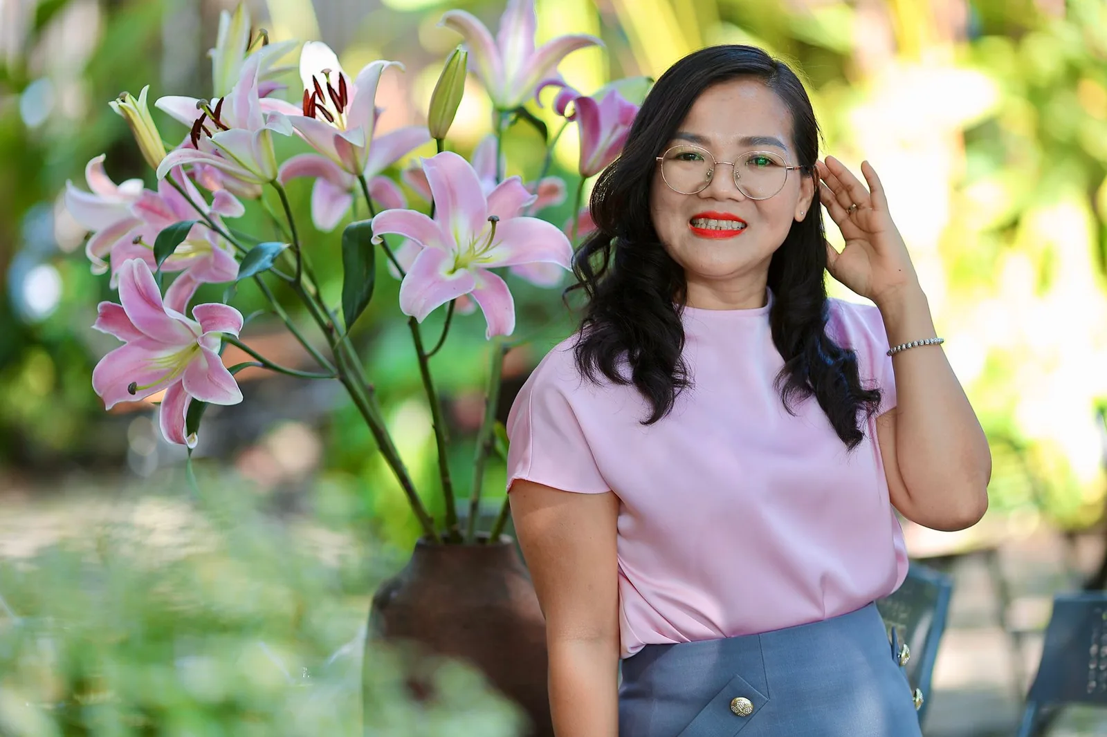Người mẹ Việt Nam mặc áo lụa thanh lịch trong dịp trang trọng