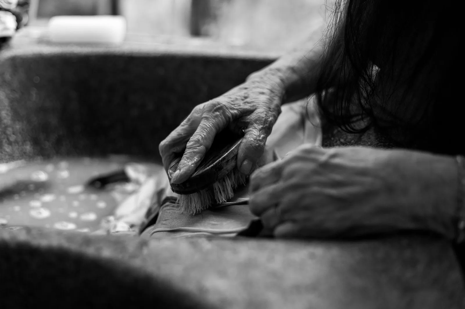 Giặt áo lụa nhẹ nhàng bằng tay để hạn chế phai màu