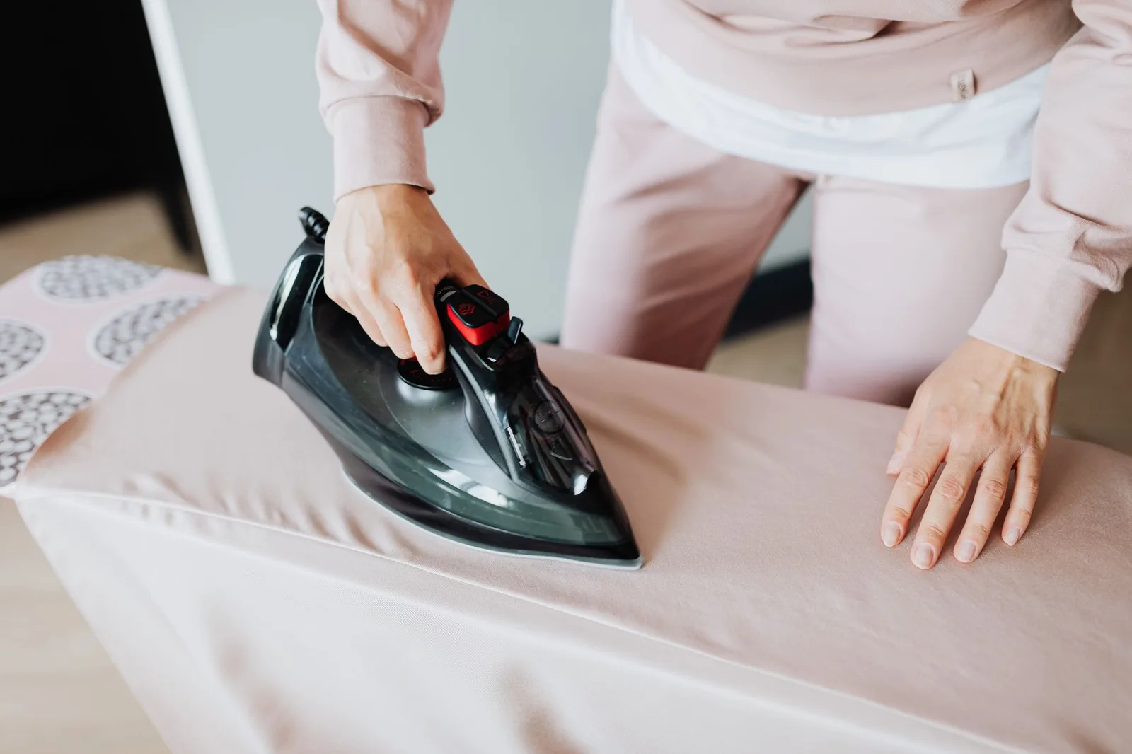 Áo lụa được làm khô và là đúng cách để giữ độ óng