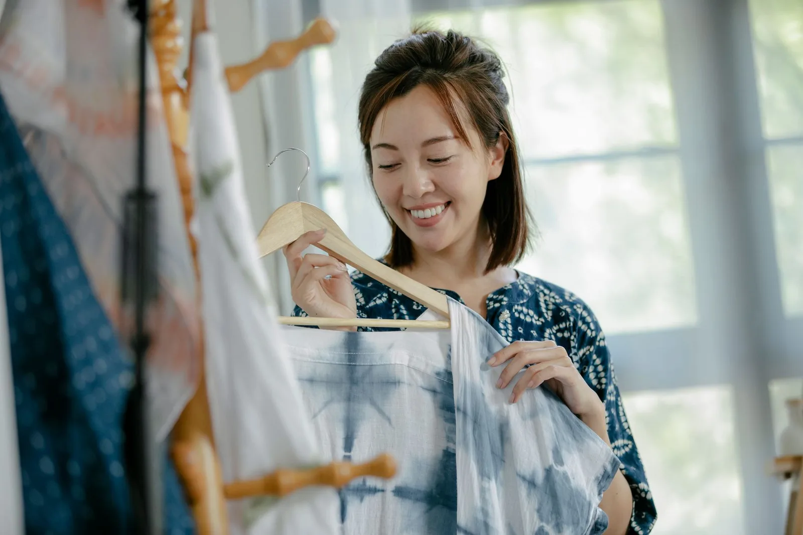 Phụ nữ Việt Nam kiểm tra áo lụa trước khi mua