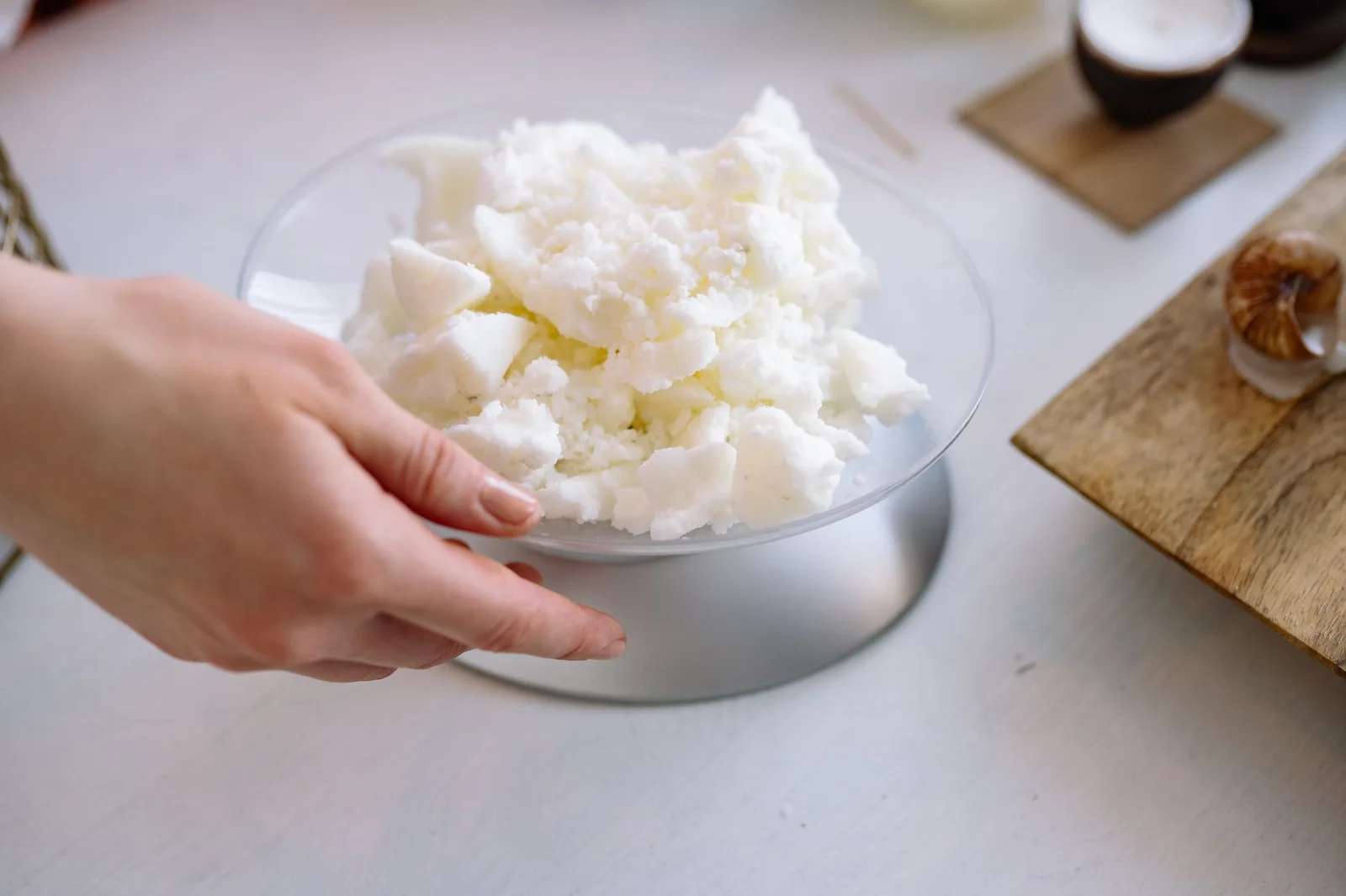 Gạo nếp và nguyên liệu được cân theo công thức chuẩn