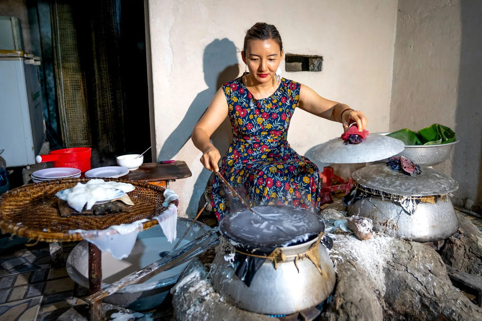 Xôi nếp được đồ bằng hơi nước để hạt chín dẻo căng bóng