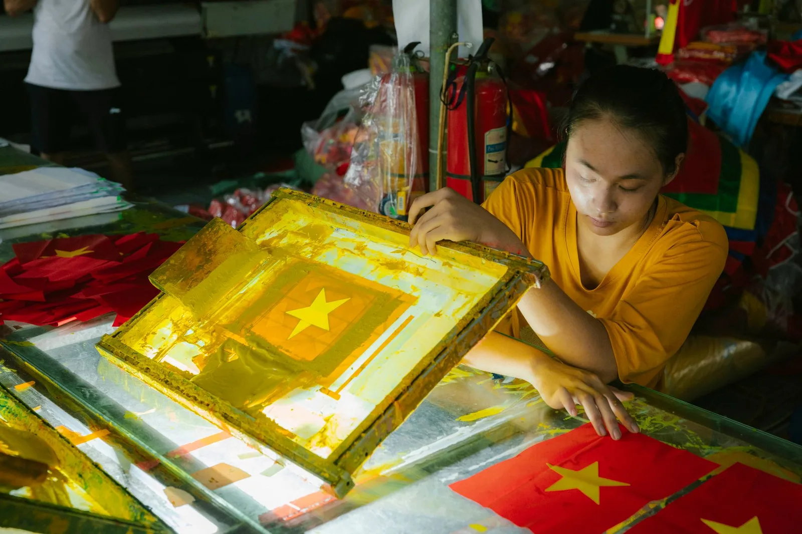 Nghệ nhân Việt Nam khắc ván in tranh dân gian