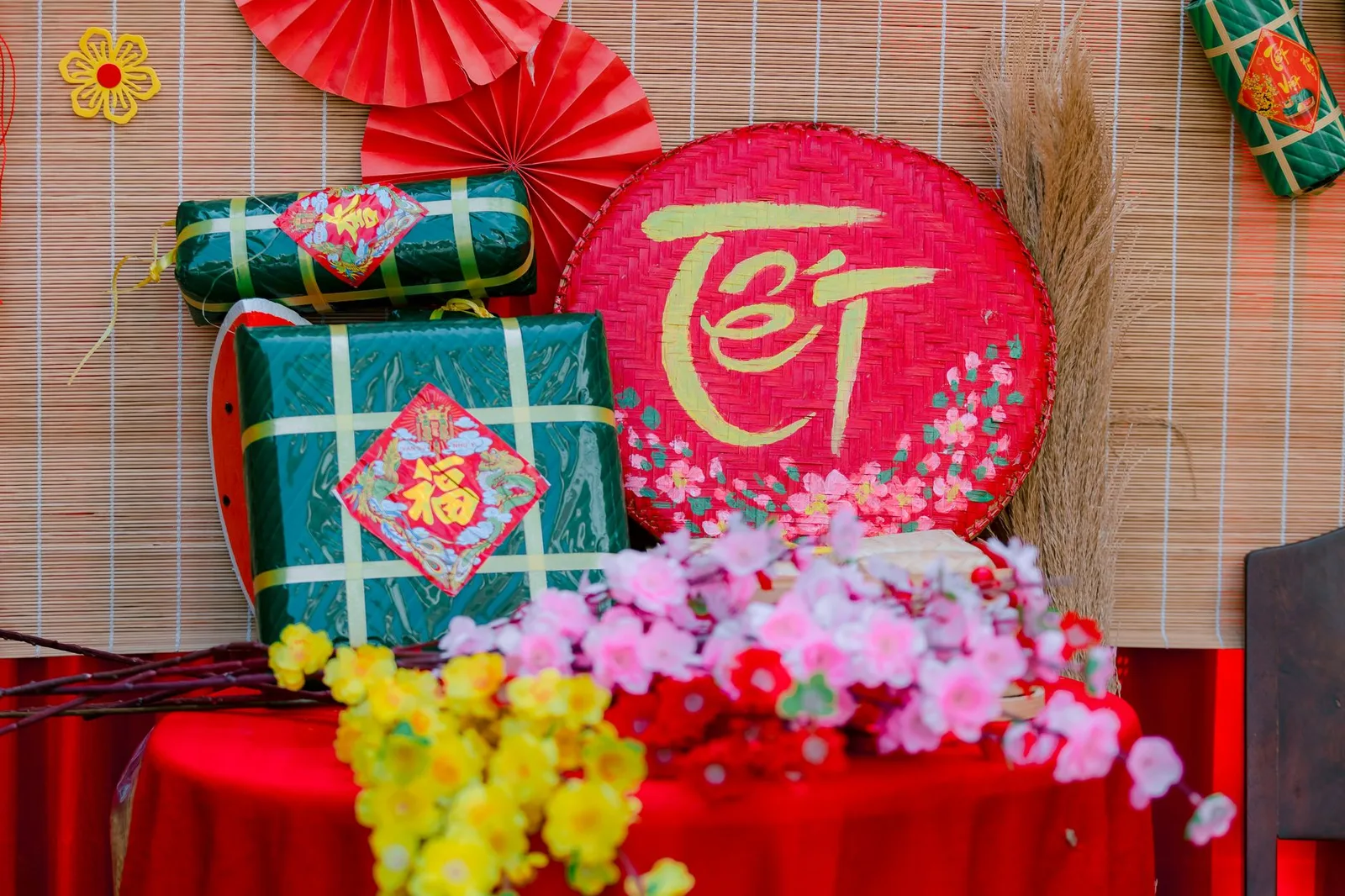 Tranh dân gian trang trí trong không khí Tết truyền thống