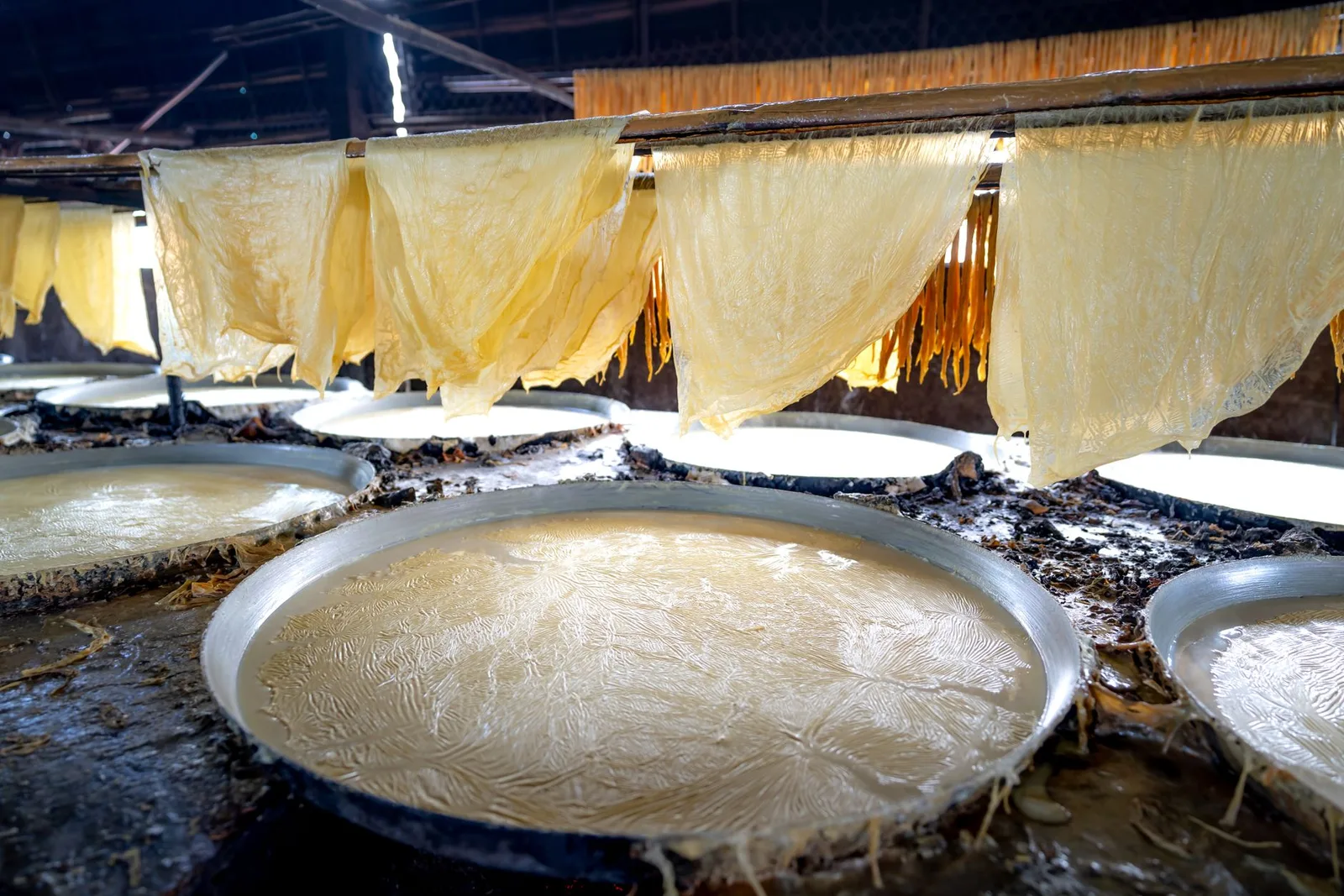Giấy dó thủ công được hong khô trước khi in tranh