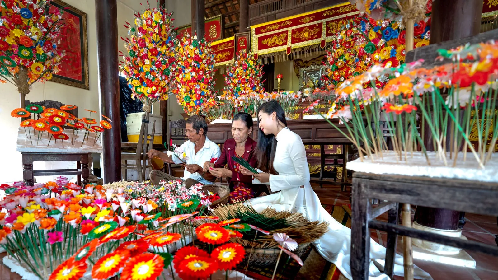 Nghệ nhân Việt Nam làm giấy thủ công trong xưởng