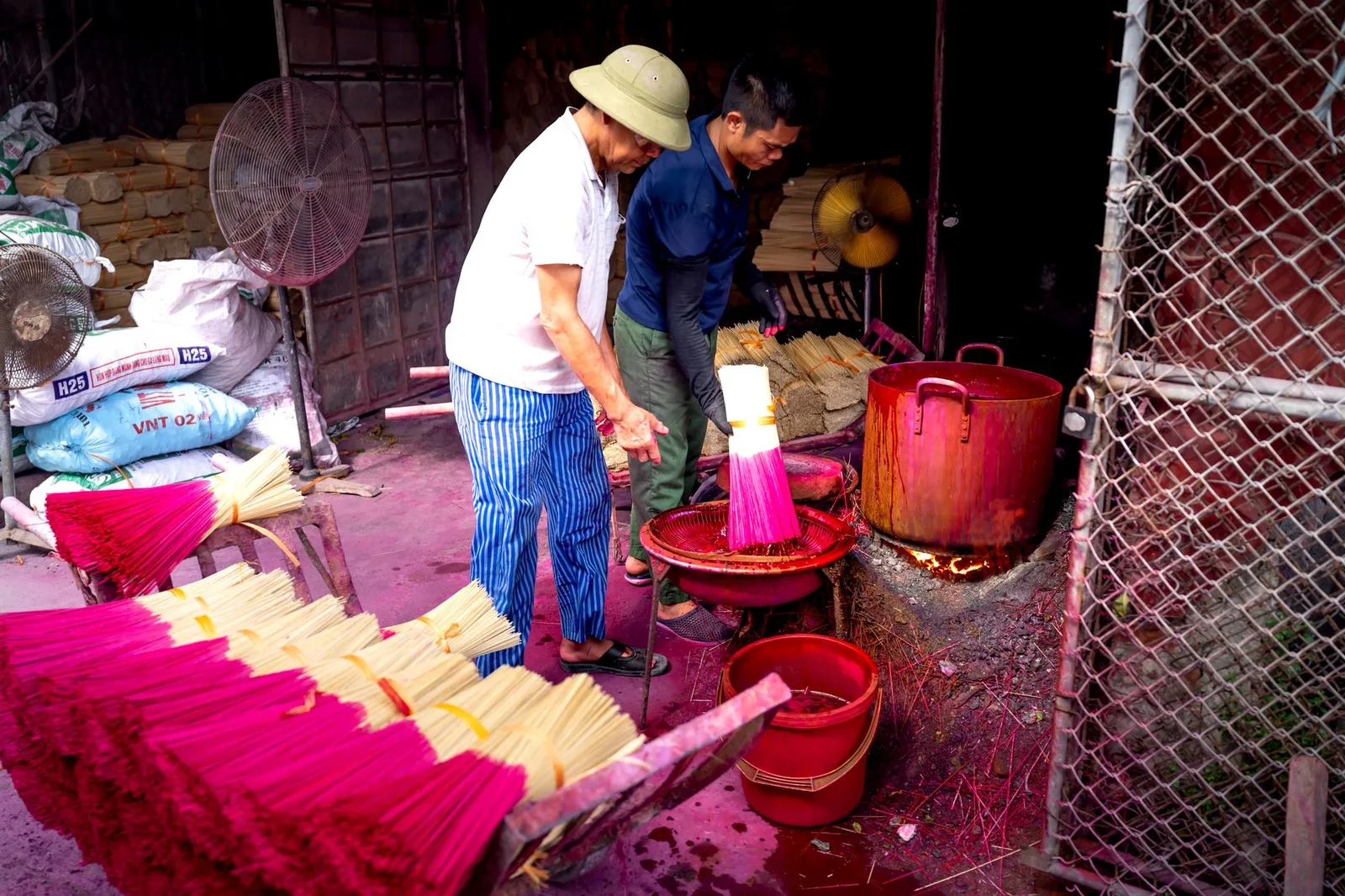 Nghệ nhân Việt Nam chế màu truyền thống