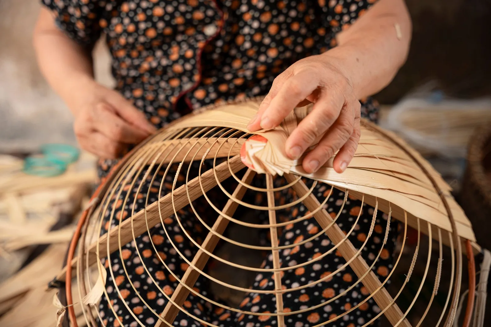 Nghệ nhân Việt Nam vờn màu thủ công trên tranh dân gian