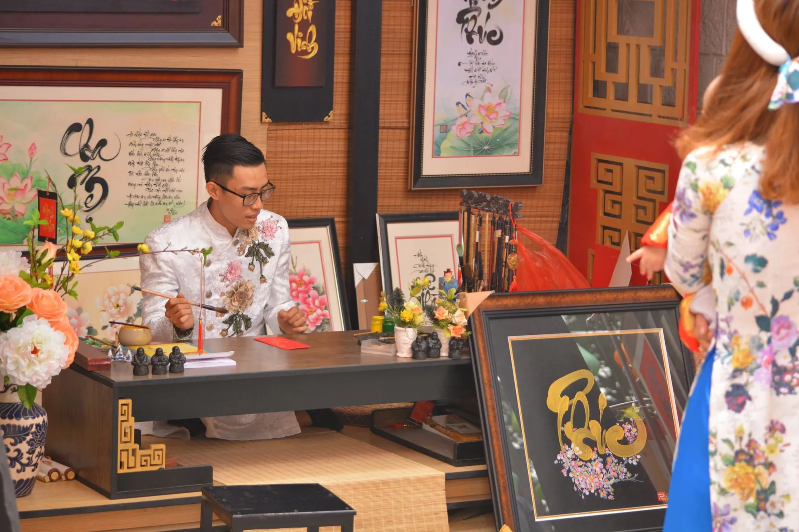 Tranh Đông Hồ Tết trong không gian phòng khách