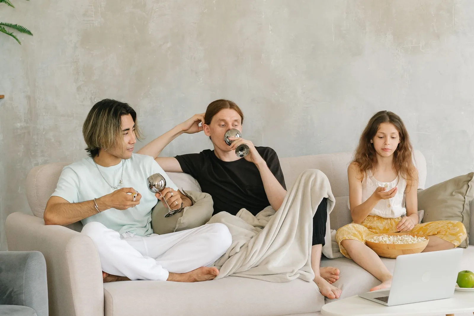 Gia đình trò chuyện sau khi xem phim tại homestay