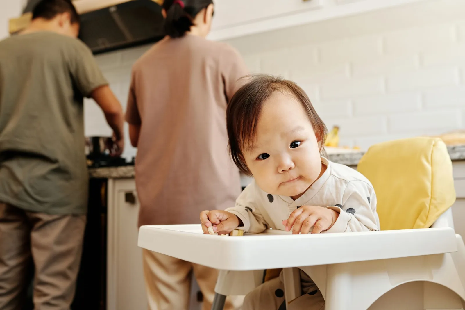 Bố mẹ chuẩn bị đồ dùng cho trẻ trước chuyến đi chơi