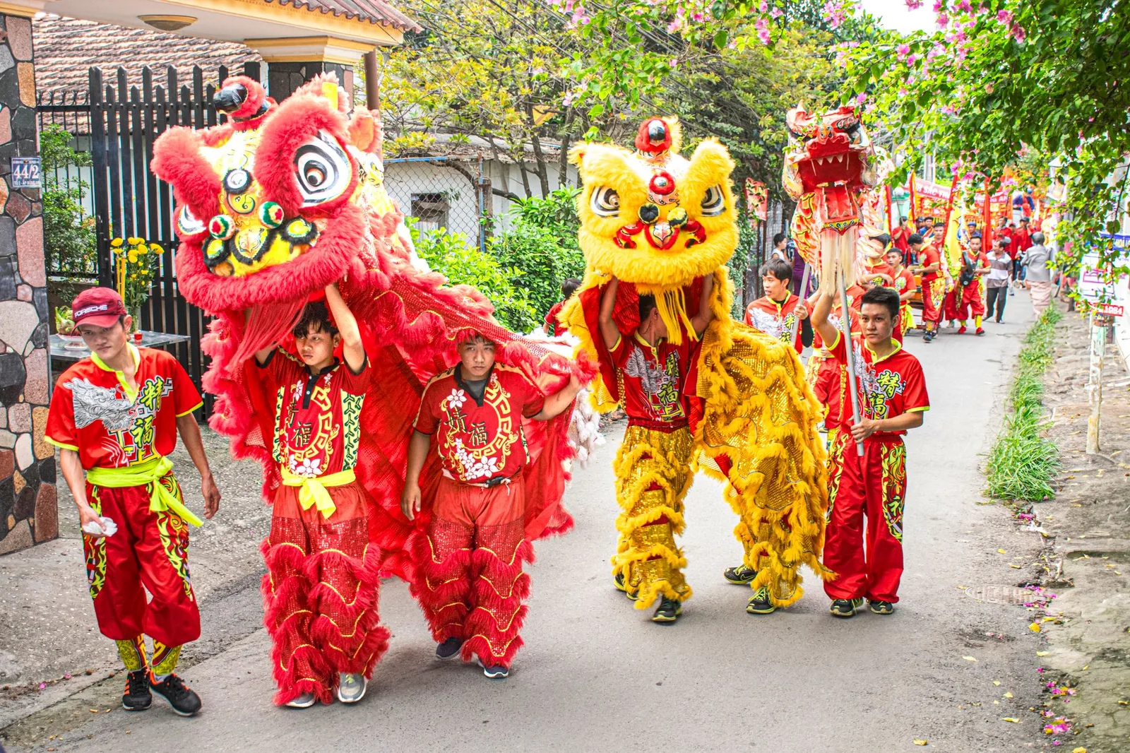 Trẻ em Việt xem múa lân và rước đèn Trung thu