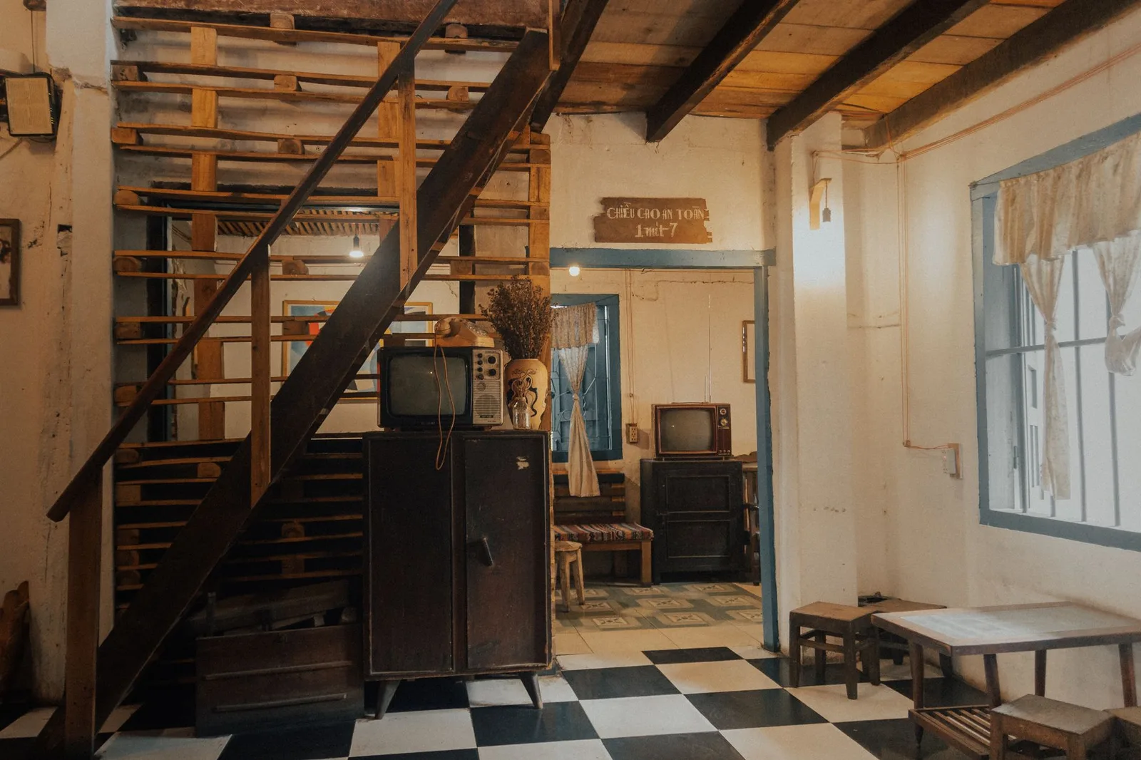 Phòng ngủ homestay ấm cúng tại khu phố cổ Hà Nội