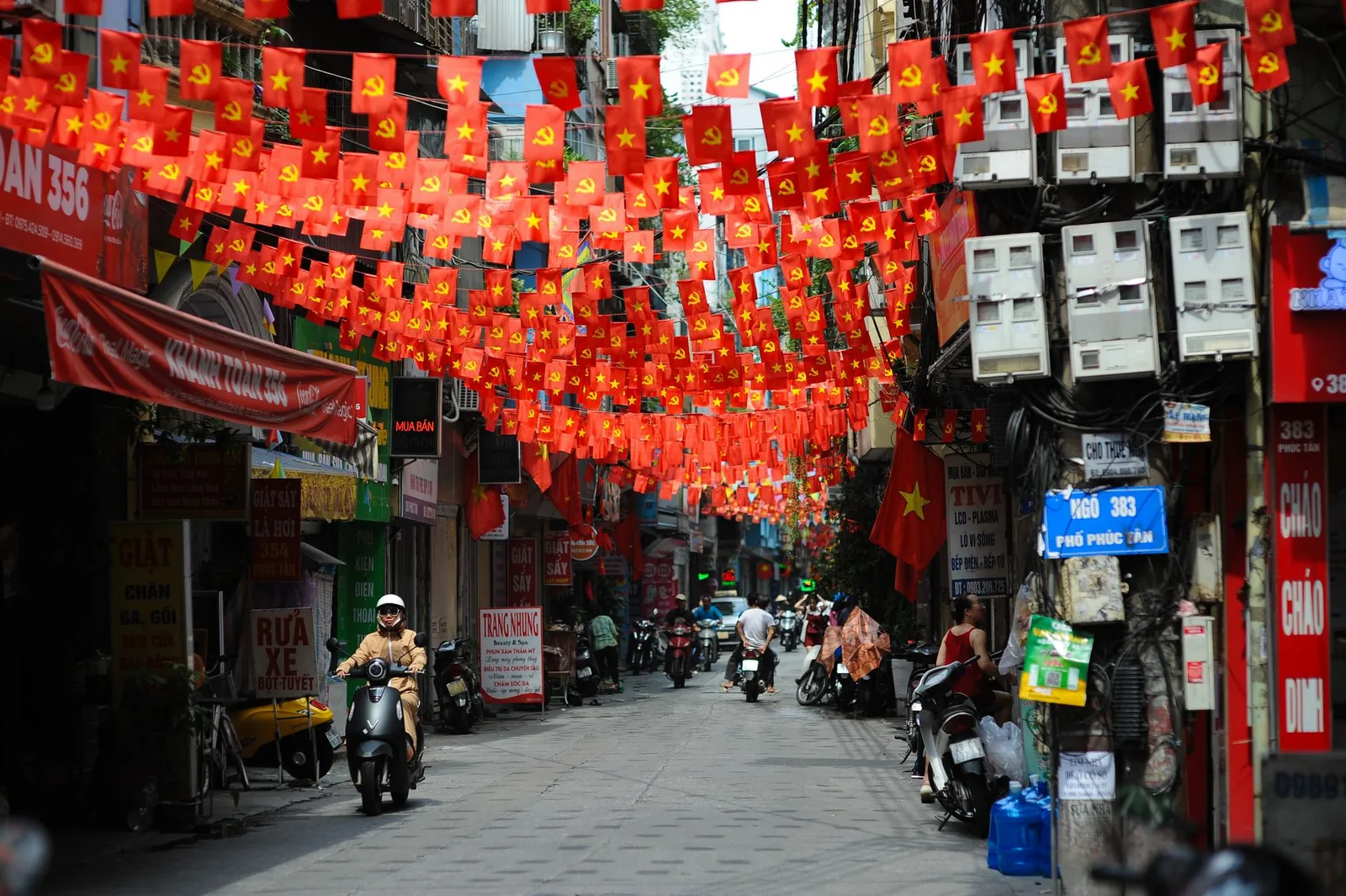 Không gian phố cổ Hà Nội nhộn nhịp vào buổi tối