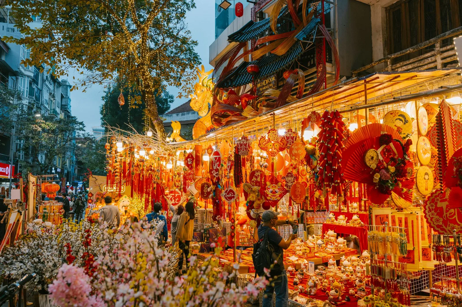 Dòng người đông đúc tham quan phố đèn lồng buổi tối