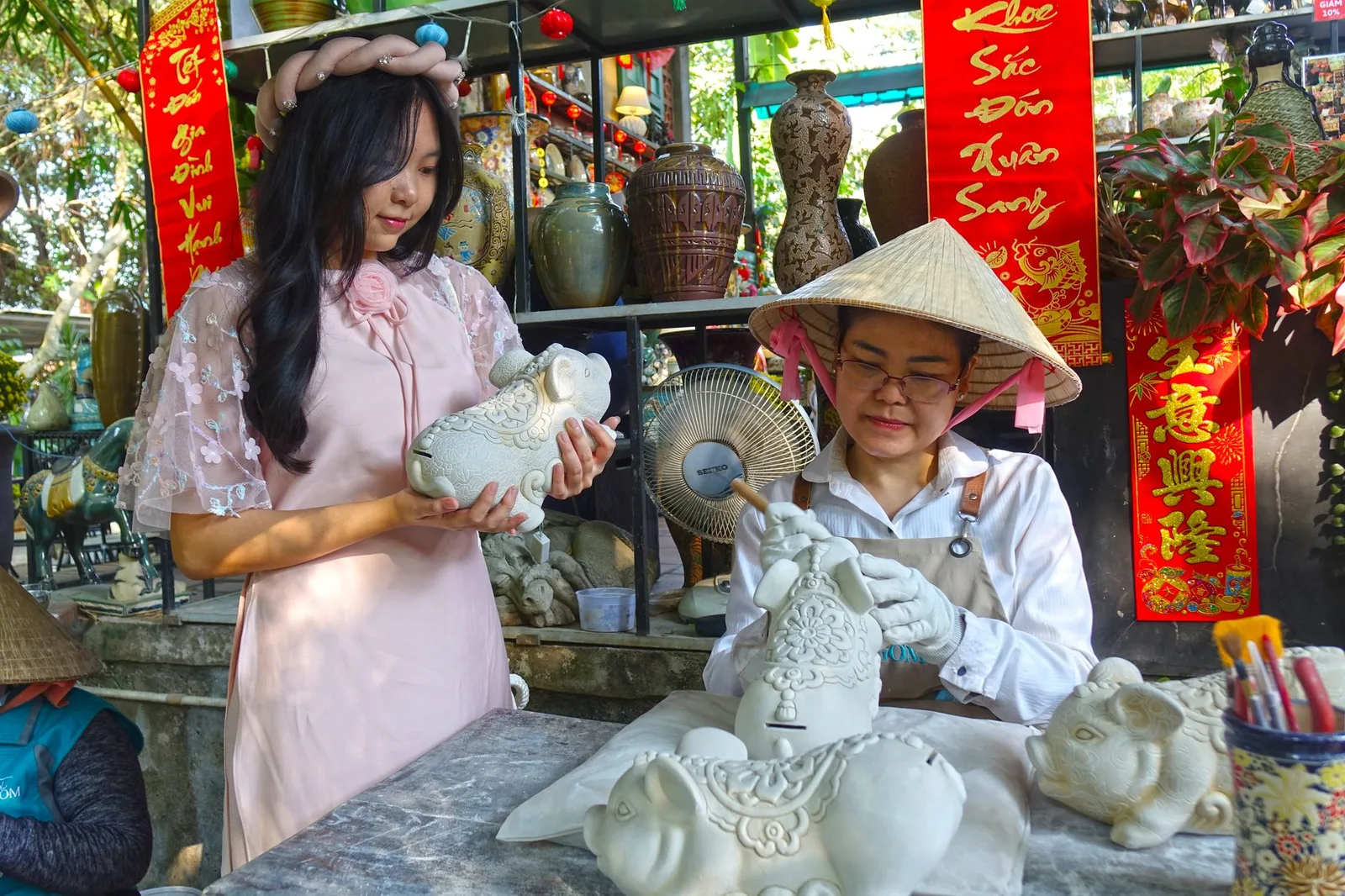 Không gian xưởng gốm truyền thống tại làng nghề