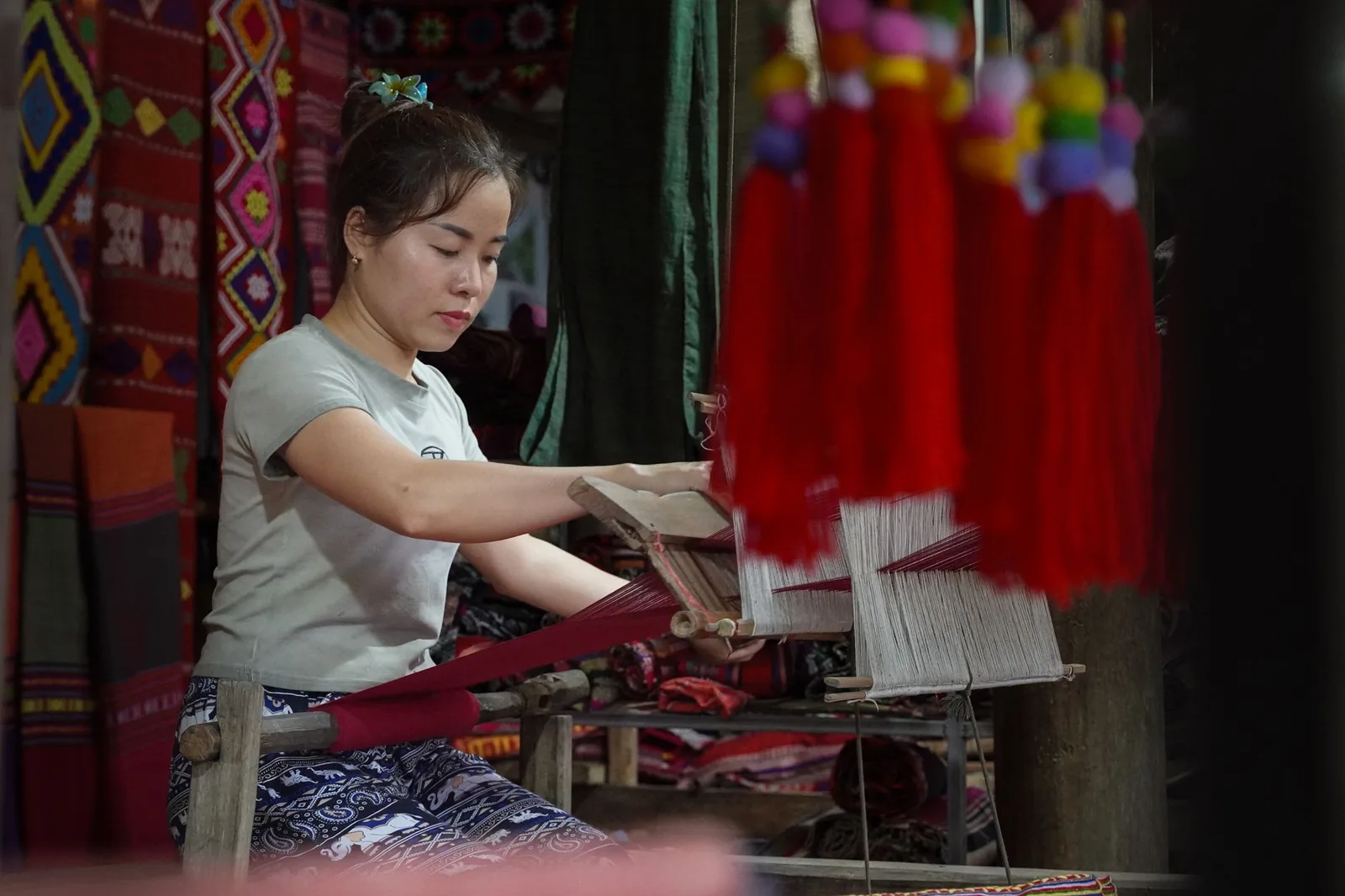 Du khách châu Á tham quan làng nghề truyền thống có ý thức