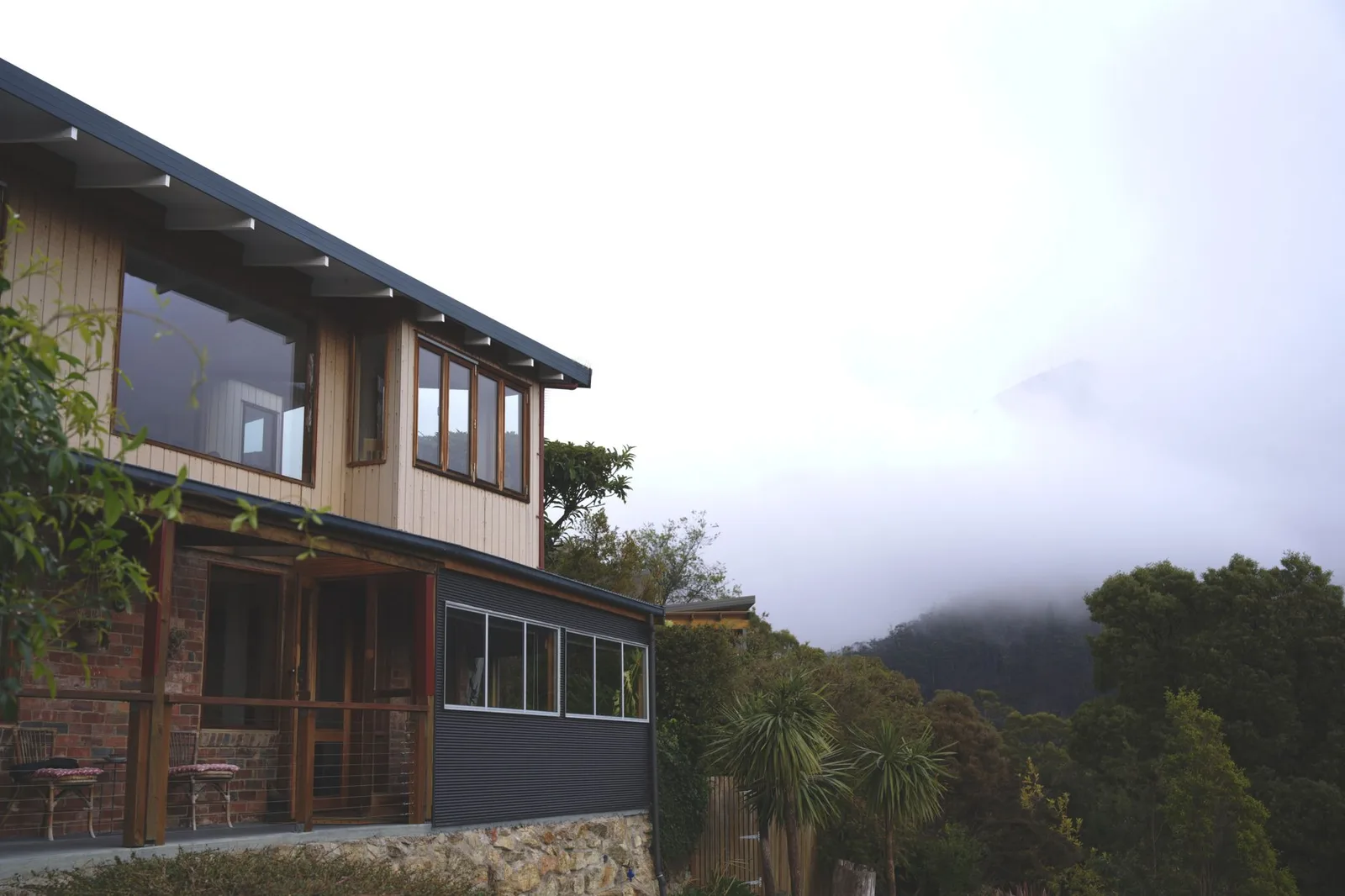 Ban công homestay ấm cúng giữa núi rừng Tam Đảo mùa thu