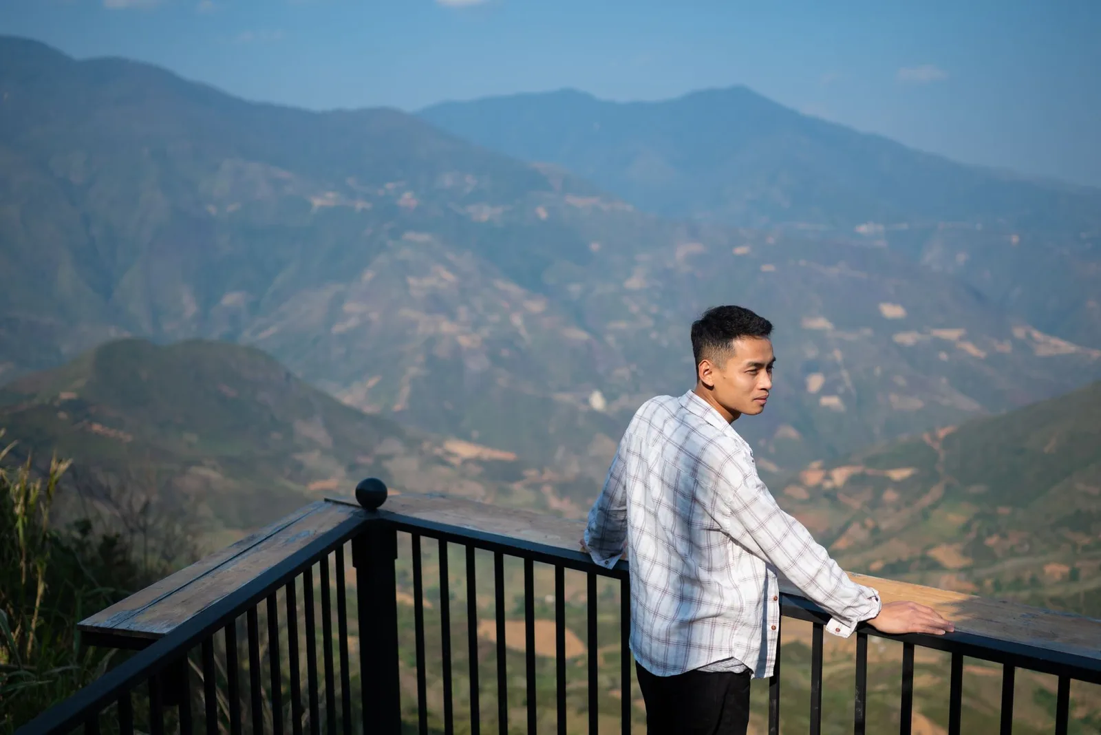 Nhóm bạn châu Á thư giãn trên ban công nhìn ra núi