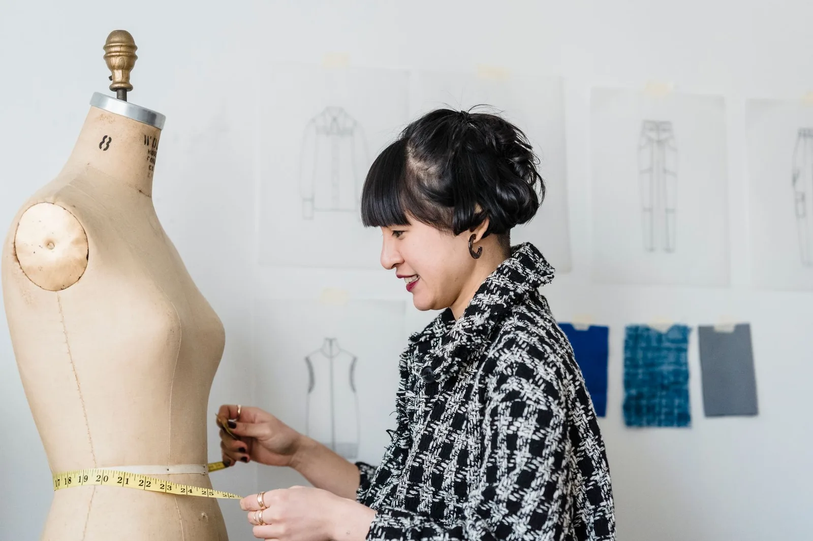 Người châu Á đo bao cao su bằng thước