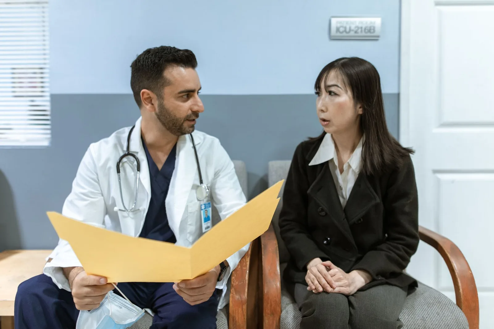 Người phụ nữ châu Á trao đổi với bác sĩ về dị ứng