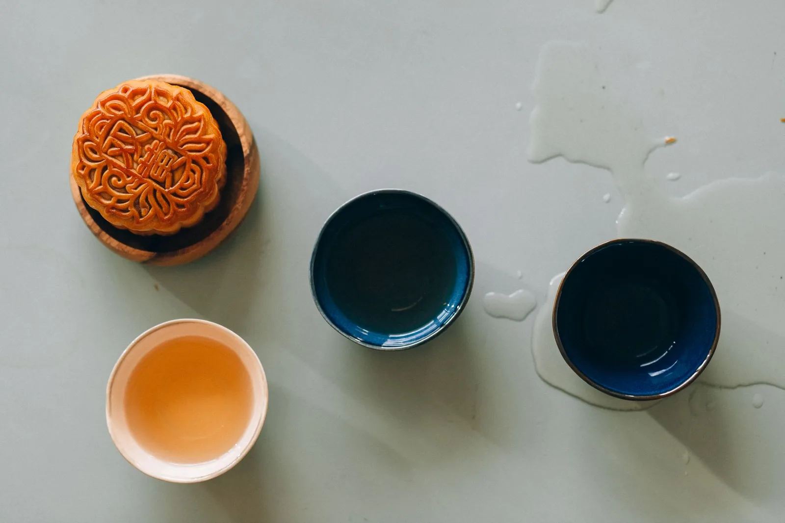 Các loại bánh Trung thu được bày để so sánh