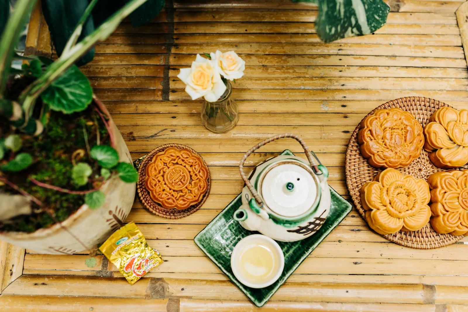 Người phụ nữ châu Á thưởng thức bánh Trung thu cùng trà