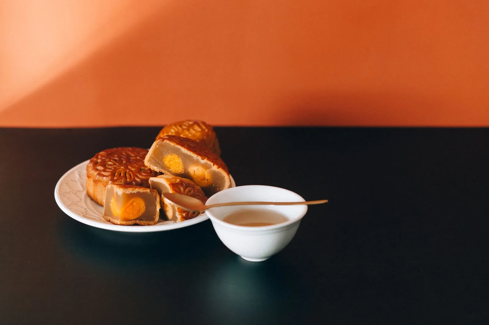 Bánh Trung thu sau khi mở bao bì và cắt miếng