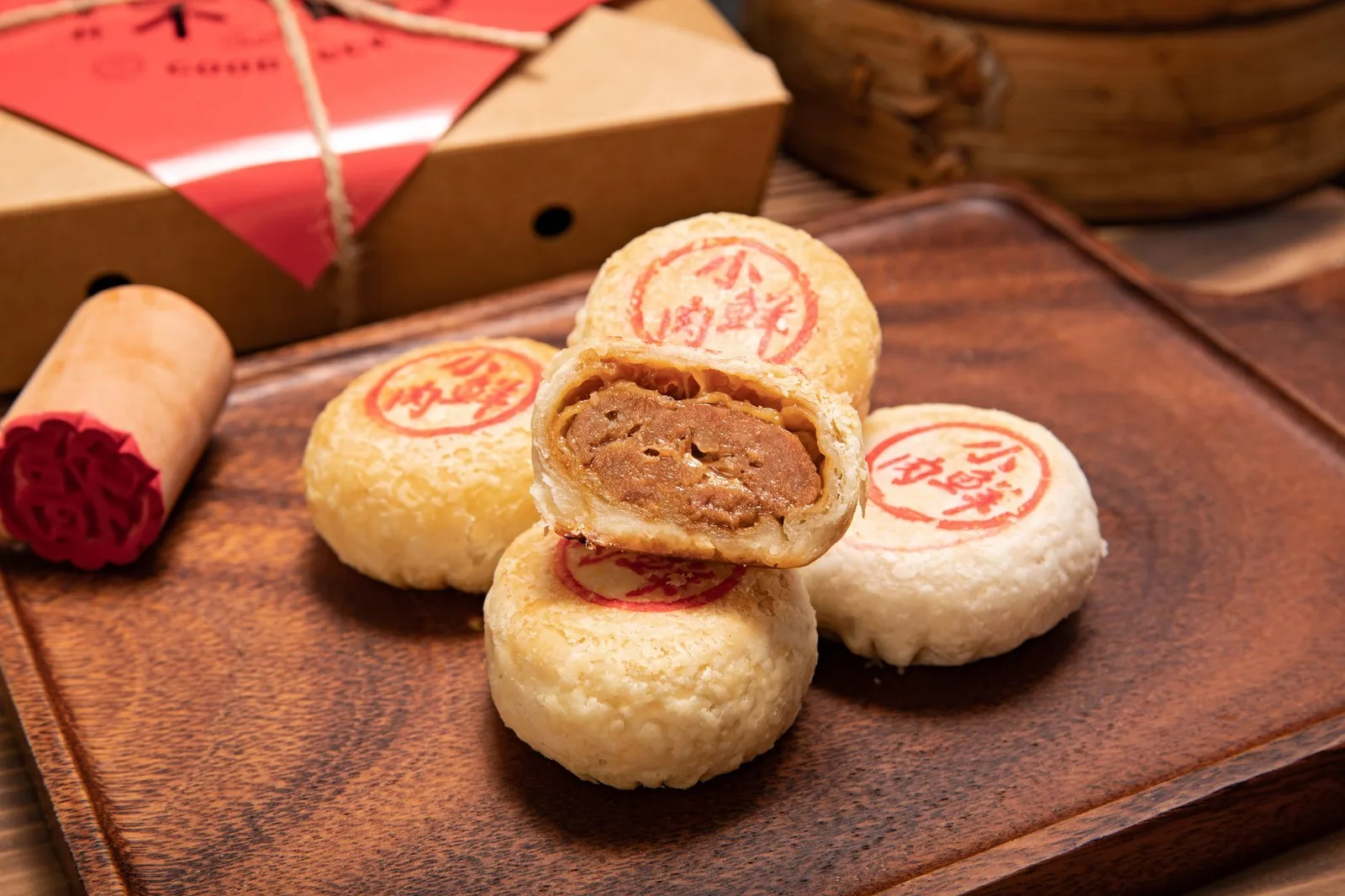 Gian bếp làm bánh Trung thu truyền thống