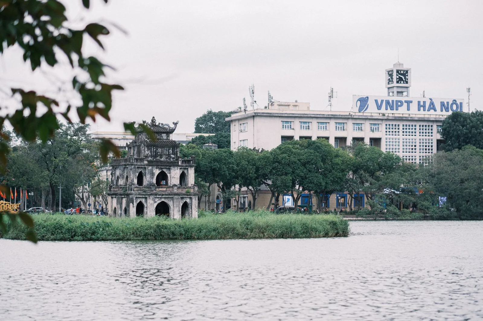 Hồ Hoàn Kiếm vào buổi tối thanh bình