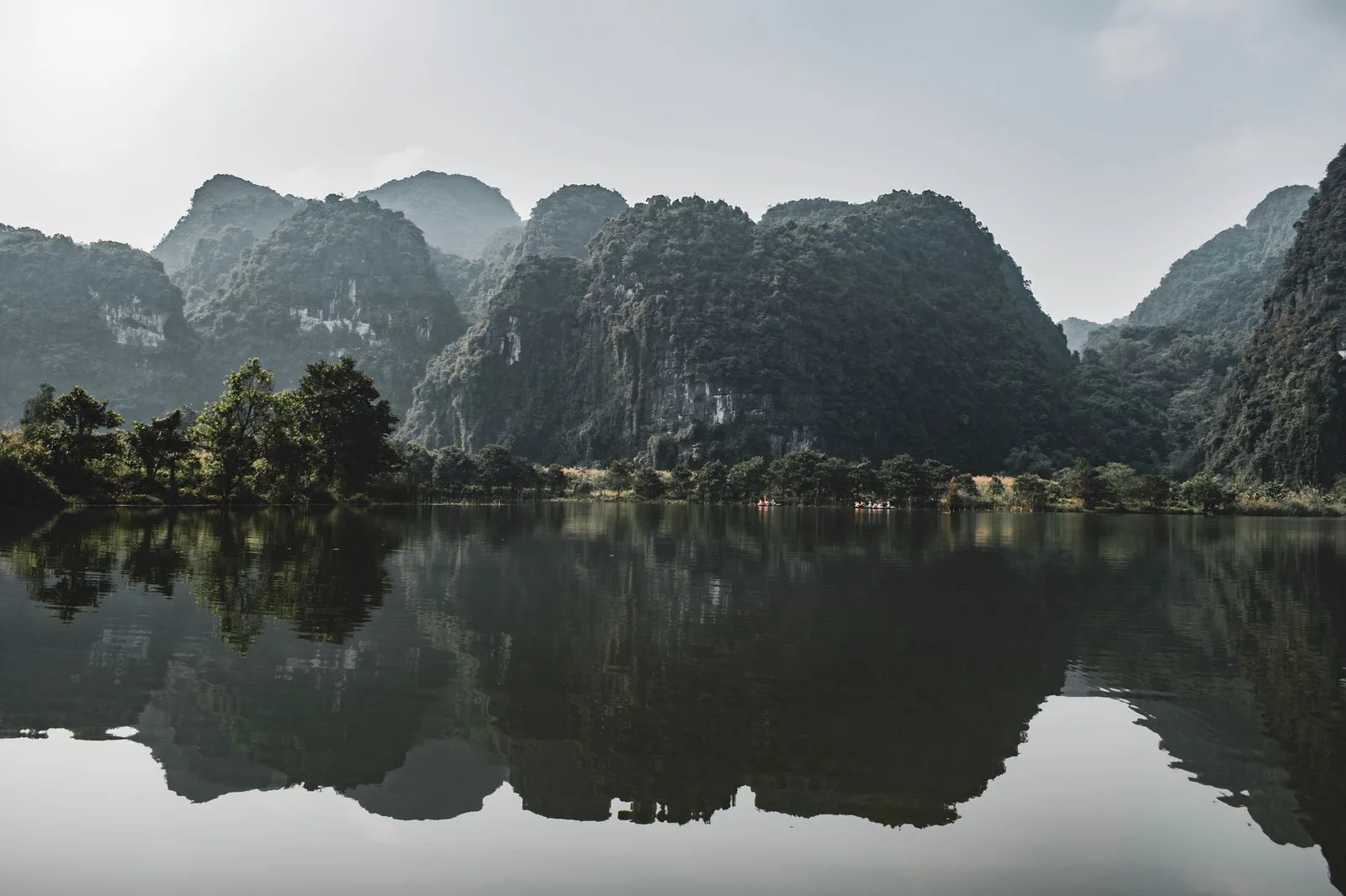 Phòng homestay có cửa sổ nhìn ra núi ở Ninh Bình