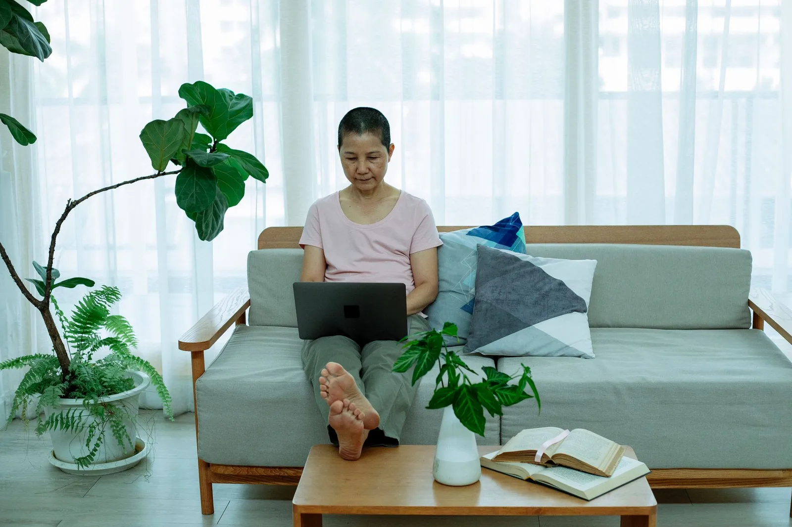 Du khách châu Á đặt phòng homestay bằng máy tính